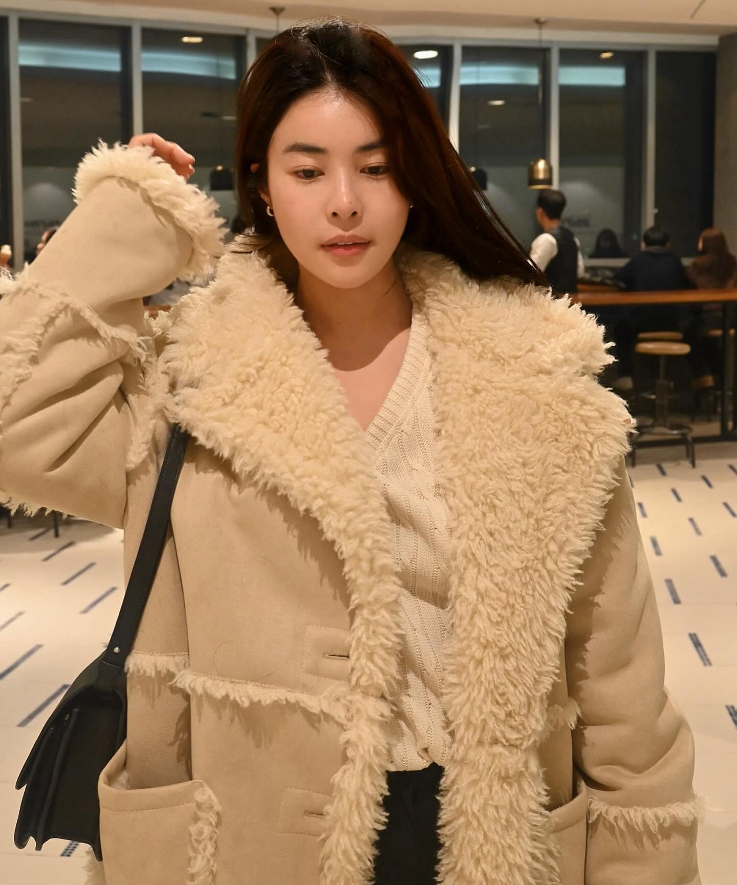 요즘 아우터를 많이 입는데 
그 중에도 가장 손이 가는 옷 있는거 알죠? 
요 무스탕은 저에게 그래요! 
소재도 퀄리티는 대박이고 
고급스럽게 피부에 닿아도 포근한 안감이라 
기분이 좋아서 자주 입어요🥹👍🏻
.
.
http://www.fromwhere.co.kr Click💕
.
.
.
.
.

#Fromwhere#프롬웨얼 #디자이너브랜드#아우터#겨울코디