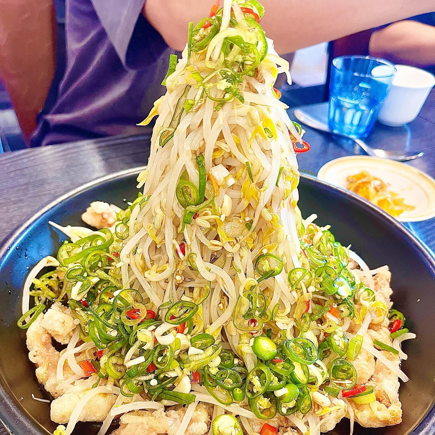 나만 알고 싶지만 공익을 위해 공유하는 맛집
이건 찍어야해! 눈을 번쩍 뜨게 하는 비주얼🫢
산더미처럼 쌓아주는 숙주 탕수육이 있는 #현차이나 

내돈내산으로 자주가는 동네주민의 또간집 
방이먹자골목 중식 맛집 ’현차이나‘ 입니둥✨

탑으로 쌓아져서 나오는 이 시그니처 메뉴, 
숙주 탕수육은 묻지도 따지지도 말고 꼭!! 먹어줘야 하는데
아삭한 식감에 새콤한 소스까지 잘 어우러져서 최고임다😎

바삭 바삭한 칠리새우부터, 시원한 짬뽕, 
쟁반짜장까지 거를타선이 없는 중식 찐 맛집🥢
특히 게살볶음밥은 밥알이 살아 있고 
제가 먹은 중식 볶음밥 중 최고임요,,(๑>؂< ๑)۶

칭찬 밖에 안했는데 정말 입이 마르도록 칭찬하고 싶은 
5년째 방문하고 있는 방이동 중식당
+) 쿠팡이츠 배달도 하고 있으니, 배달 포장으로라도 꼭! 
즐겨보시는걸 추천🙏

🍜현차이나
📍위치: 송파나루역 3번 출구에서 266m
⏰영업시간: 11:00-22:00(일요일 휴무)

#방이동맛집 #중삭밋집 #방이역맛집 #송파나루역맛집 #방이맛골맛집 #방이먹자골목맛집 #방이동먹자골목맛집 #숙주탕수육 #중식당