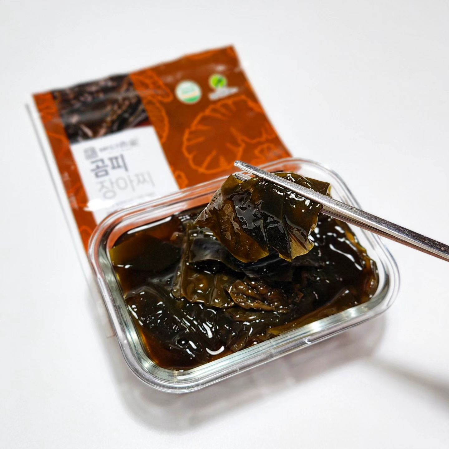 #협찬⠀
➡️ 상품명: 곰피장아찌
➡️ 별점: ★★★★★
➡️ 판매처: 바다손애(badalove__official)
➡️ 가격: 350g 6,900원
➡️ 맛
✔ 바다손애의 곰피장아찌는 더위에 사라진 입맛을 살려주는 장아찌로 바다에서 온 영양만점 신선한 곰피와 비법 소스로 만든 국내산 장아찌입니다.
✔️ 국내산 재료만 사용해 깨끗한 환경에서 생산해낸 제품이기 때문에 안심하고 먹을 수 있으며, 오도독한 식감이 좋은 곰피에 정성을 더한 비법 소스가 잘베어있어 짜지 않으며 감칠맛이 일품입니다.
✔ 밥과함께 드셔도 좋으며, 고기와 곁들여 드셔도 더욱 맛있게 즐기실 수 있습니다.
✔ 바다손애에서는 곰피외에도 미역줄기, 다시마, 톳, 꼬시래기 등 다양한 장아찌를 판매하고 있으니 더운 여름철 입맛없을 때를 대비해 달콤짭짤한 장아찌를 구매해보시기 바랍니다. 
⠀
#해초장아찌 #짱아찌 #장아찌종류 #장아찌 #톳장아찌 #다시마장아찌 #미역줄기장아찌 #미역장아찌 #곰피장아찌 #반찬추천 #밑반찬추천 #곰피 #바다손애 #맛스타그램 #맛집 #맛집추천 #먹스타그램 #먹팔 #선팔 #맞팔 #먹스타#소통 #일상 #데일리 #오늘의메뉴 #식단