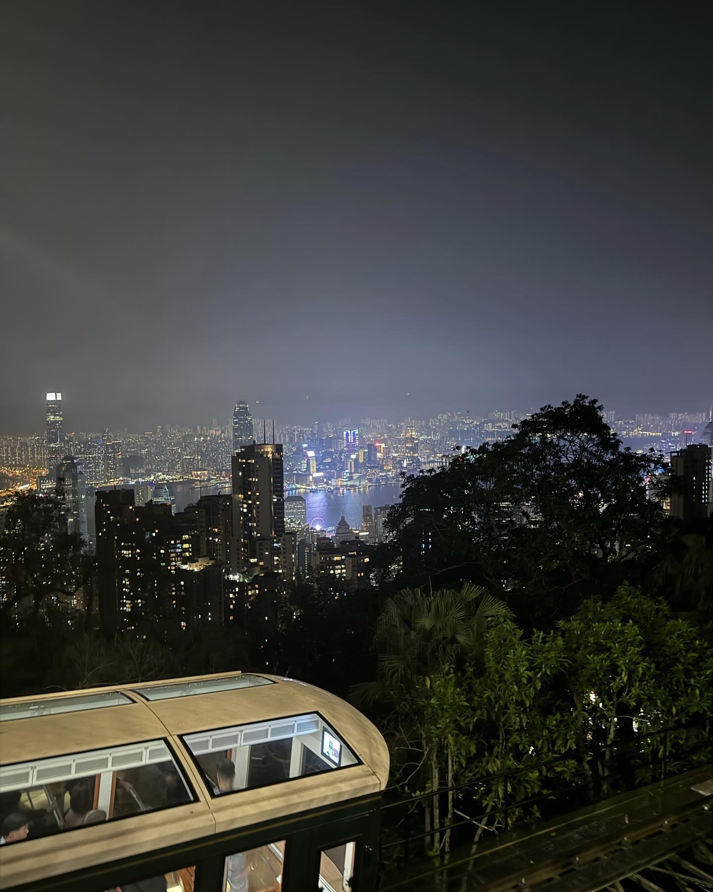 처음 비행기를 타봤던 순간,
이게 사랑이구나 느끼게 했던 사람,
새로운 일에 무모하게 도전해본 경험,
대자연 앞에서 완전히 압도당했을 때,
어느 멋진 작품을 보고 매료된 기분…

그 때와 똑같은 감정은 다신 느낄 수 없겠지만,
기억하고 싶은 순간들이 많아지면 많아질수록
어쩌면 점점 더 무딘 어른이 되겠지만,

그럼에도 불구하고 조금은 천천히 닳아가기를,
여전히 작은 것에도 감동할 수 있는 사람이기를,
시간이 흘러도 맘껏 슬퍼하고 맘껏 기뻐하며
생각과 감정을 드러내기 두려워하지 않기를,
무뚝뚝한 어른이 아닌 단단한 어른이 되기를,
아프더라도 부디 많이 사랑하기를.