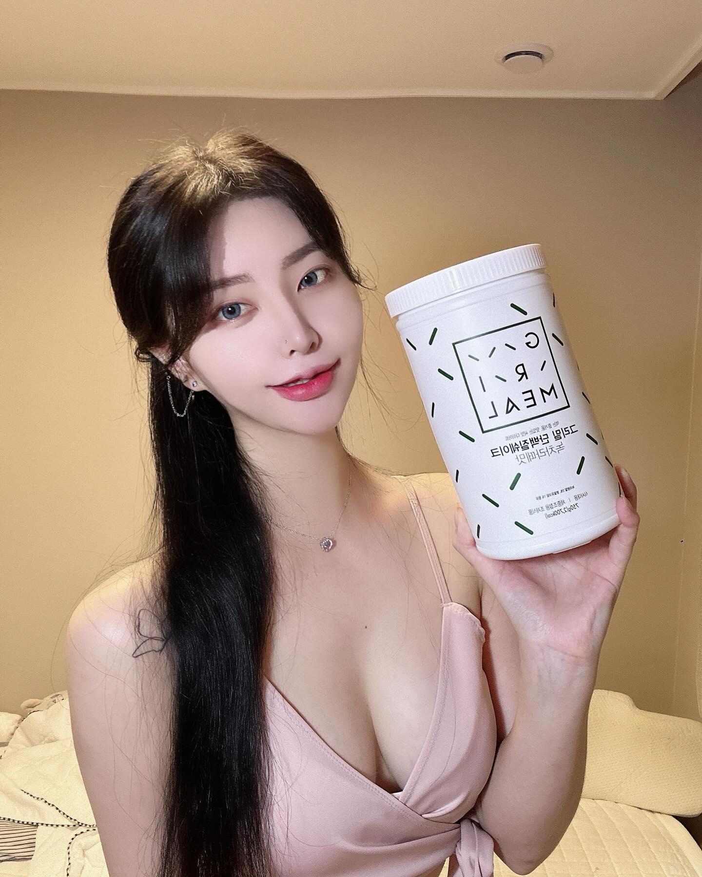 #협찬 연휴끝난 뒤 내 저녁식단 #그리밀 💚
단백질 쉐이크먹구나면 계속 허기져서 군것질거리만 더 찾게됐는데 그리밀단쉐는 단백질은 물론 식이섬유, 바질씨드, 햄프씨드, 치아씨드가 함유되어 있어 포만감이 오래 유지되서 간식생각 하나도 안나요:)

우유나 두유 150-200ml에 두스쿱만 넣으면 든든한 한끼 끝!
식약처 해썹(HACCP)인증으로 체중조절용 조제식품으로 안전한 다이어트 식품이니 더욱더 믿고 먹을수있는 그리밀💚
grimeal_official
.
#단백질쉐이크 #다이어트쉐이크 #식사대용쉐이크 #다이어트식단 #다이어트간식 #다이어터 #유지어터 #단백질 #쉐이크