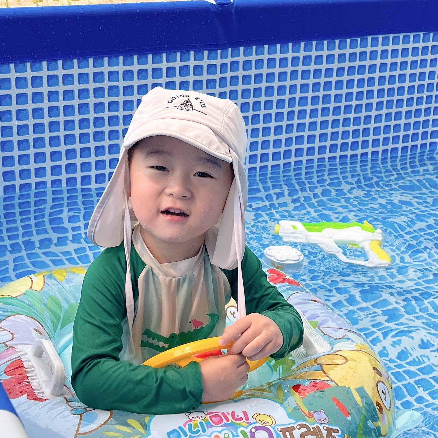 🐬
늦잠 푹자고 10시 기상해서
우유한잔 때리고
띵띵 부은 얼굴로 오전 물놀이➰🩵
올 여름 물놀이 지겹게 하는구나🤣