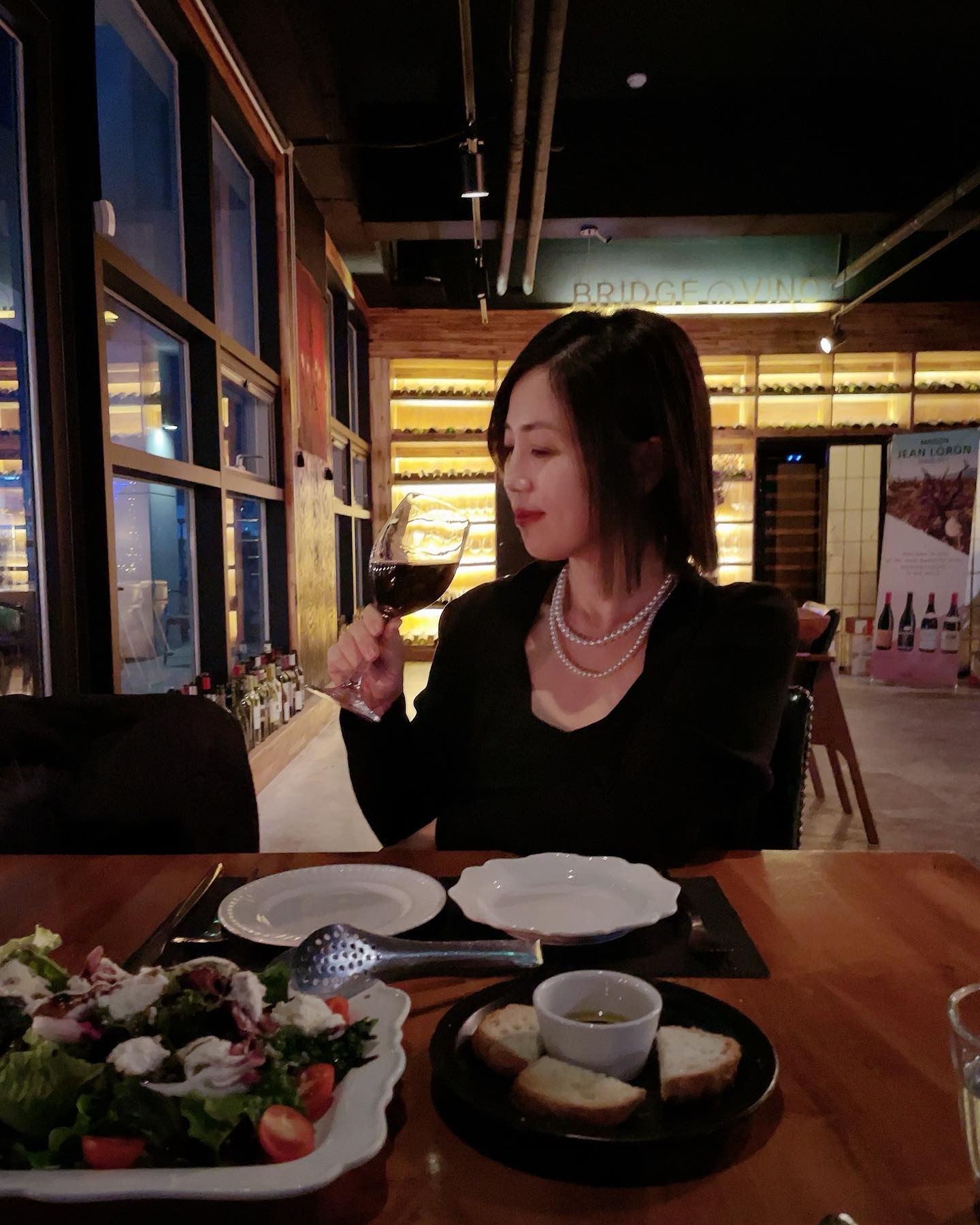 수영강뷰 야경이 아름다운
센텀 분위기 좋은 와인바!! 🥂

센텀시티에 아름다운 시티뷰 야경을 볼 수
있는 고급스러운 와인바가 있는지
왜 이제 알았을까..?!!😉

몽한적인 조명과 고급스러운 인테리어가 
여심적격하기 좋아 힐링하는 기분이랄까?!

분위기가 너무 좋아서 친구랑 계속 사진만 
찍게되던데 포토맛집인가?
사진도 너무 이쁘게 나온다!!

식사도되는곳이라 와인과 함께 먹기 
좋은 메뉴로 주문했는데 jmt!!

시원한 야외테라스도 분위기
너무 좋던데 따뜻한 날 들려
여유롭게 힐링타임 즐겨볼까봐 😍😍

센텀 브릿지앤비노 ❤️

 #부산와인바#부산술집#센텀맛집#망미동맛집#수영구맛집#부산와인맛집#부산와인바추천#해운대와인바#광안리와인바#센텀파스타맛집#센텀와인바#센텀맛집#수영강맛집#부산데이트코스#부산야경#브릿지앤비노 #해운대술집 #해운대맛집 #부산여행스태그램 #부산여행그램 #부산맘 #김해맛집 #일상 #먹팔 #맛팔 #먹스타그램 #부산카페