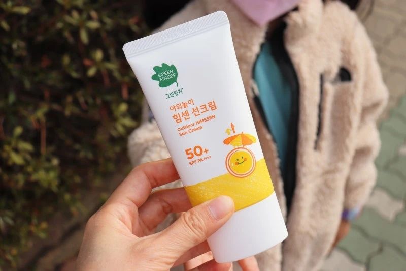#협찬

이제 날씨가 따뜻해져서
야외활동할 날들이 많아질텐데요
강한 자외선으로부터 우리 아이
약한 피부를 보호하려면 
어린이선크림이 필수겠죠? 

4년 연속으로 영유아선크림 일위 브랜드인
그린핑거에서 신제품이 출시되어 만나봤죠!

무기자차 타입으로 순한 성분은 그대로이고, 
더욱 강해진 자외선 차단력을 가진
그린핑거 야외놀이 힘센 선크림​ 

자외선 차단 10hours 지속
인체적용시험 완료한 제품이라
야외활동을 오래해도 걱정 없구 
보태니컬 프로텍션 솔루션™으로
피부 보호막을 형성하며
가볍게 스며들면서 수분과 영양을 공급,
자극받은 피부엔 수딩감을 제공해
진정시켜주는 기능도 한답니다 

외출이 잦아지는 계절 우리아이 피부를 부탁해

#그린핑거야외놀이힘센선크림 #4년째영유아선크림NO.1 #천만선크림 #국민선크림 #야외놀이선크림업그레이드 #어린이선크림 #유아선크림 #그린핑거 #그린핑거선크림 #영유아선크림 #영유아선케어