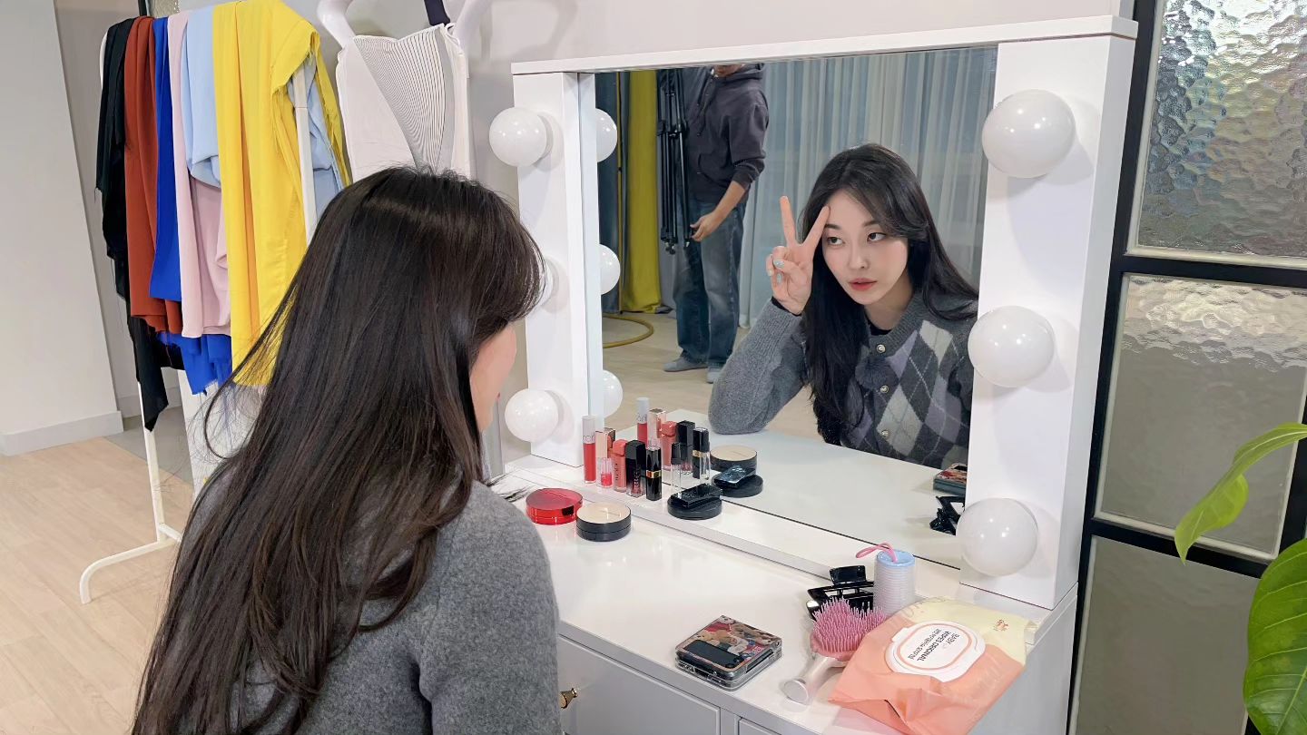 눈을 왜 그렇게 떠?
------------>마지막까지봐줘 😎
