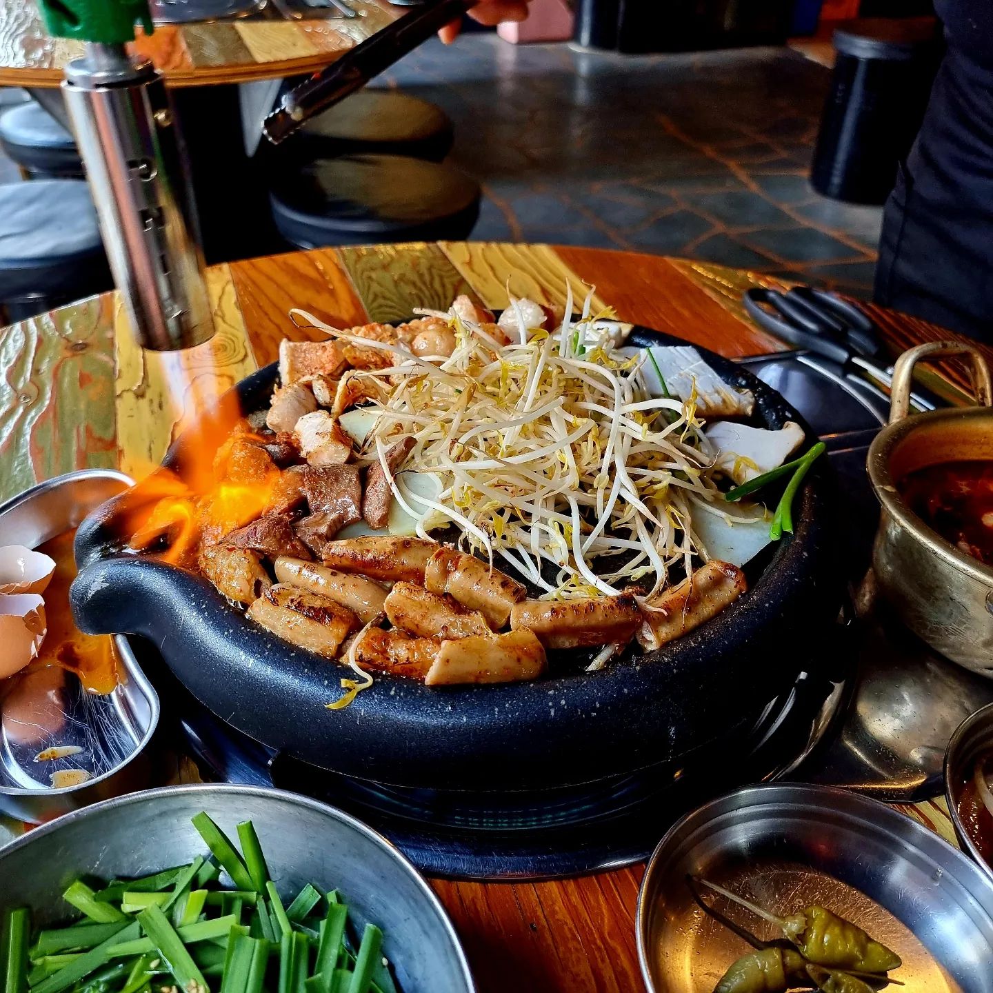 🍽#협찬 #2023혠님맛집 백마흔번째집
🐮🍶#곱창고 수원권선시장점
☝🏻곱창,막창,양
🗺경기 수원시 권선구 세권로 185
⏰️월-토 16:00 - 02:00
01:00 라스트오더
⏰️일 16:00 - 24:00
23:00 라스트오더
📋한우곱창 모듬구이 400g 39,800원
📋철판 창고밥 3,900원
📋장수막걸리 5,000원
📋새로 5,000원
👶🏼순두부찌개부터 곱창, 대창, 특양, 염통에
막걸리 한 잔 하는데 결국 쏘주 못참음ㅋㅋㅋ
배부른데 나도모르게 철판볶음밥 시키고있고..
야외자리 좋고 사장님은 왤케 친절한거에요?
또갈게용👶🏼👍🏻ㅎㅎㅎ
.
#여행 #맛집 #카페 #술
#food #coffee #alcohol
#hyennimmm #혠님
#혠님수원 #혠님곱창
#좋아요반사 #맞팔 #소통 #일상
#KOREA #Korean #Southkorea
#instafood #instagood