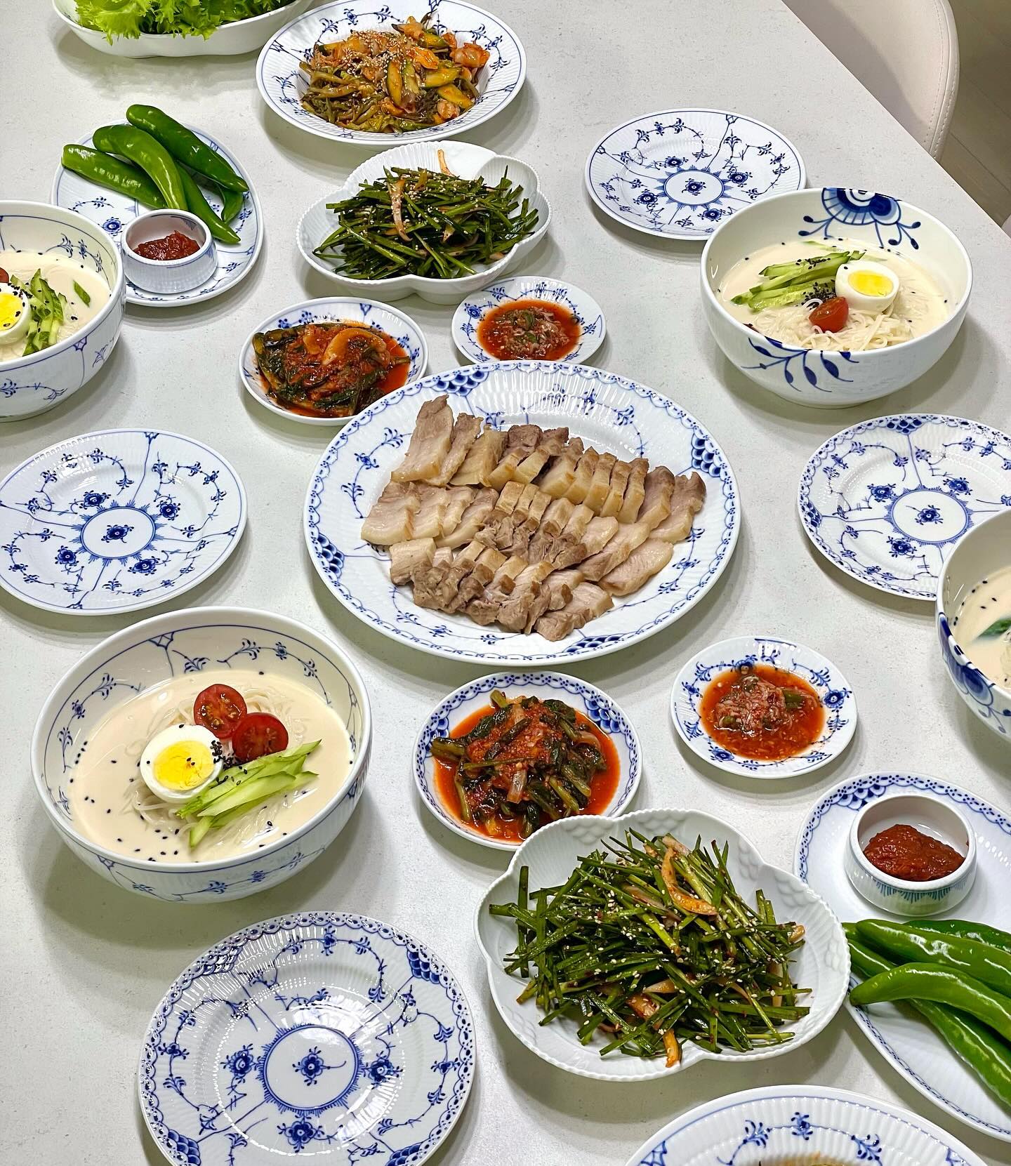 .

오늘 저녁은 우리집에서🤗
남편이랑 콩국수 만들고 수육 만들어 초대하기

맛있게 먹고 산책으로 마무리💚

#저녁메뉴#주말저녁#초대음식
#콩국수#수육#저녁밥상
#저녁같이드실래요#주말일상 
#로얄코펜하겐#royalcopenhagen 
#삼형제가사는집#seraleelife