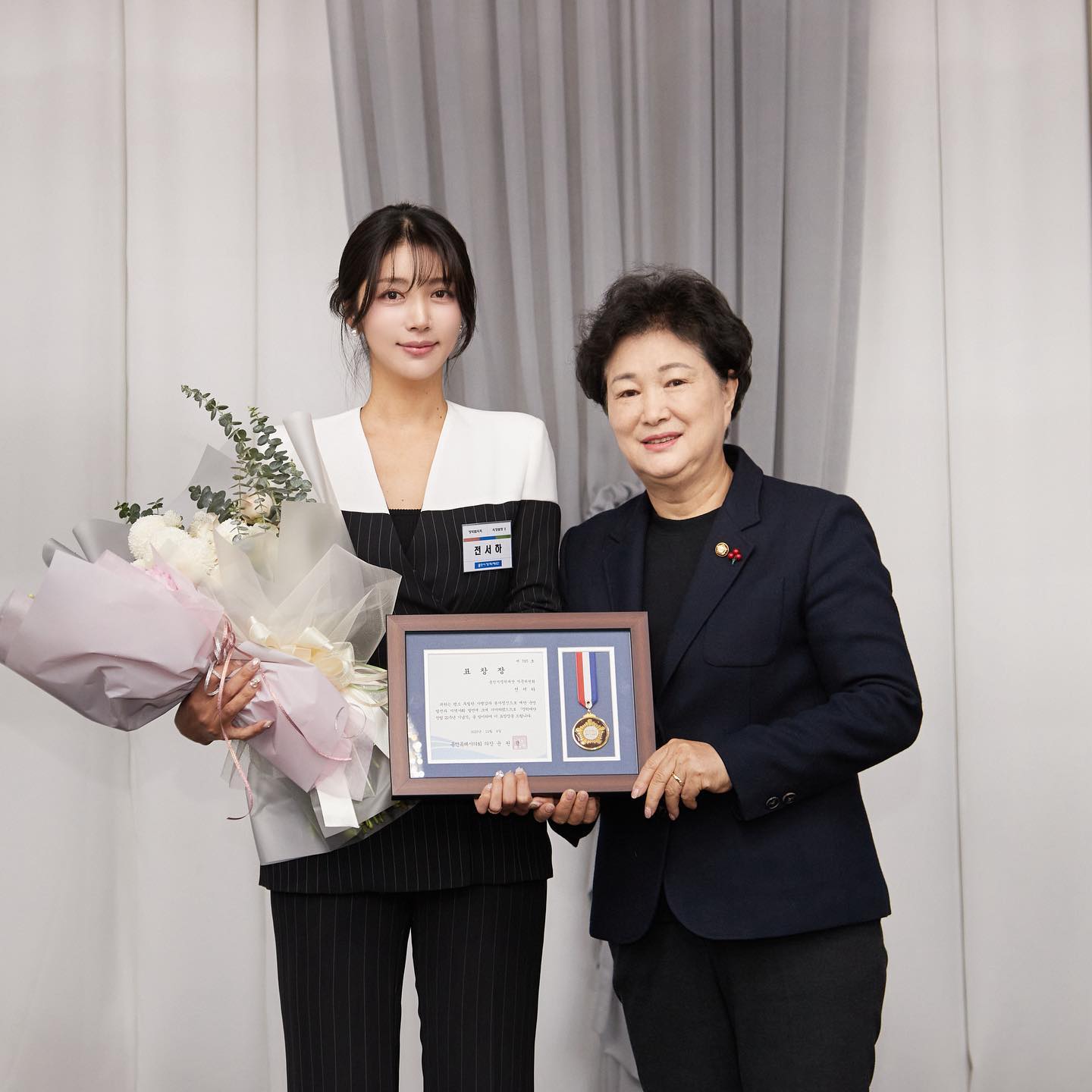 .
나이들수록 현명하게 생각하고, 거침없이 배우고
올해 더욱 열심히 생활한 것 같아요 ㅎ

물론 겨울에도 아아를 외치는
그 젊음은 사라졌지만요...🥲
#따뜻한아메리카노_연하게 

암튼 저 상받았어욘 🫶🏻 #시의장상 #용인특례시