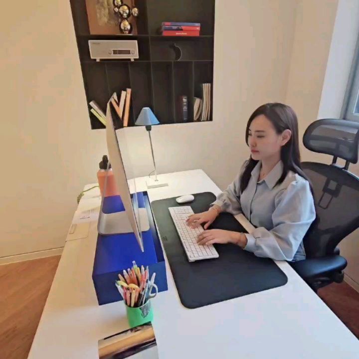 바쁘다 바빠 엄마생활

(영상은 제 사무실이고 싶지만 아닙니다, 성수동)

오늘 애들이 등원을 안했는데
약간 셋이서 집에서 각자 보내는 하루를 가졌어요 ㅋㅋㅋㅋ

7살 5살과 이게 가능하네요?

제가 주말에는 확실히 애들이랑 보내고, 이번주는 특히!
평일까지도 풀로 내리!
이틀 친구 집에 놀러가고
이틀 친구들이 저희 집에 놀러오고

ㅋㅋㅋㅋㅋ 추워서 놀이터를 못나가니까
그렇게 에너지를 불태웠거든요.

금요일되니 둘째가 아침에 못일어나대요?
첫찌랑 둘이 고민을 했는데
깨울까 말까 ㅋㅋㅋ
첫찌가 깨우지말재요 그래 재우자

10시 다 되어 둘찌가 일어나고
둘이 한마음이 되어 유치원을 가지말자네요?ㅋㅋㅋㅋㅋ

그리고 굉장히 평화로운 하루를 보냈어요.
엄마는 집안일 하고 일하고
애들은 각자 놀이하고 
평화에 큰 몫을 한 건 우리의 요정님인것 같아요😊

요정님 볼까봐 안싸우고 안징징거리고 아주 좋아~~~

바쁘다바빠 엄마는 애들 재워놓고 나와서
🙋‍♀️요정대행🙋‍♀️
우유 마신척 비우고
귤 까먹은척 (엄마가 와구와구)
마이쮸는 못 먹은척
"가져요" 두찌가 준 바지 입히고
편지쓰고
"몇살이에요" 질문엔 "오백살" 쓰고

ㅋㅋㅋㅋㅋㅋㅋㅋㅋㅋㅋ
이 재미로 요정님 3년째 등장합니다.

12월을 이렇게
순수한 아이들에게 요정이벤트로

밤마다 새벽마다 
더 바쁜 애미입니다.

이번 주말도 바쁘게 신나게 보내요 여러분❤️❤️

#애둘맘#집에서일하는엄마
#놀땐노는엄마#바쁘다바빠엄마생활#선반위의요정#엘프온더쉘프
#산타요정