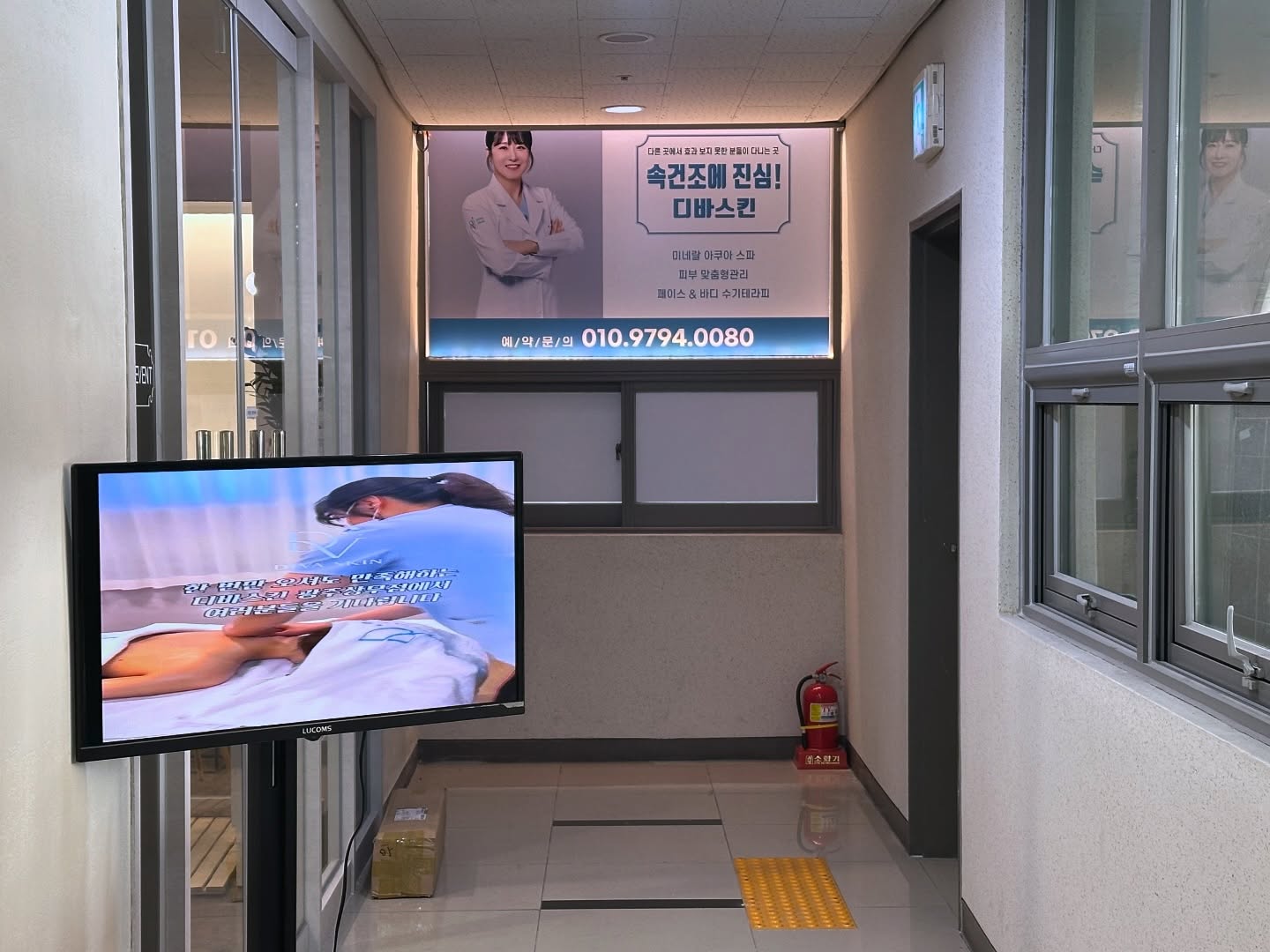 #협찬
신부10년차지만 좋은 기회로 #디바스킨 신부관리 받고 왔어요.
상체 전면 후면관리 부터 두피, 데콜테, 작은얼굴관리까지
모두 수기로 들어가는데요.
얼굴 짜부 만들고 짓누르는 게 아니라 스트레칭하듯 부드러운 
터치감으로 정성스럽게 빗듯이 만져주시는데 
턱라인은 정돈되고 앞 광대 봄륨이 봉긋 살아나는거 있죠!
건조하고 유독 예민한 피부 때문에 신경 쓰였는데
바로 알아봐 주시곤
"수분 충전 시켜드릴게요" 하는 원장님..🤍
목 어깨 뭉친 곳 한 번이라도 더 만져주시려는 마음,
마지막까지 수분 더 넣어주고 싶어 아쉬워하시던 그 표정.
진짜 사랑임미다🕊

#광주신부관리 #광주웨딩관리 #광주윤곽관리 #디바스킨상무점