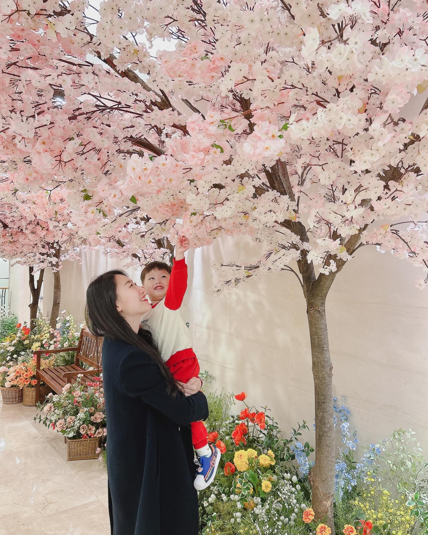 .
꽃구경 제대로 하고있는 요즘, 이곳도 벚꽃만개🌸
지운이는 장난에 진심👶🏻, 엄마는 사진에 진심👩🏻
아빠만 고생중👦🏻 

아빠최고🫶🏻 오빠최고👍🏻

#신경벚꽃맛집 #신세계경기점 #이마트죽전점 #벚꽃