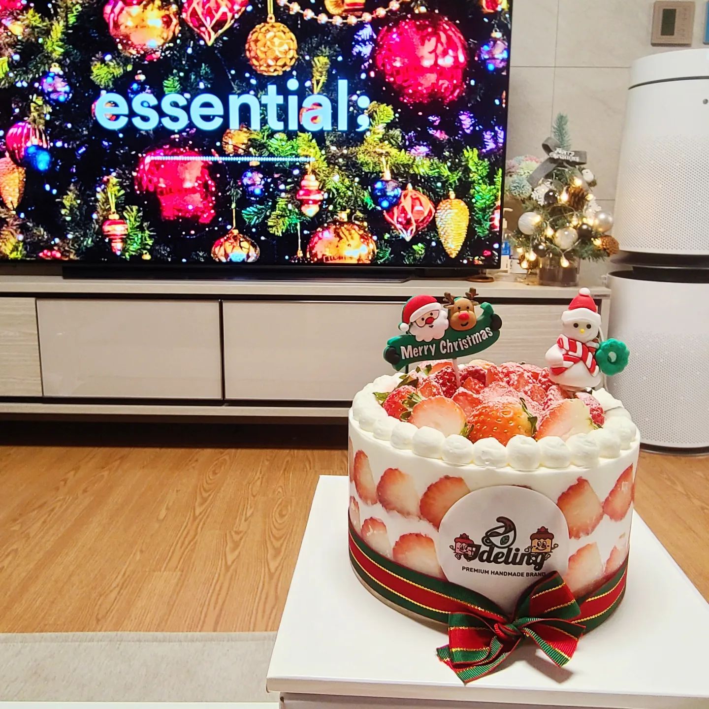 .
#지니바#지니홈바#jinnybar#jinnyhomebar

오늘은 크리스마스이브
한상 거하게 차려두고 조촐하게 파티

메뉴는
미리 주문해둔 #제이델링안양점 딸기폭탄 케이크
직접 만든 빠네 로제파스타, 감바스 알 아히요, 연어 샐러드
직접 데운 훈제삼겹

술은 간단히 모스카토
트레이더스에서 종종 할인하는데 간단히 마시기 달달하니 좋다

다 먹고 케이크로 마무리
수제케이크라 그런지 크림이 부드러와서 딸기가 와르르 했지만
이름 그대로 딸기폭탄이었다

행복한 저녁이다
#메리크리스마스

.
.
.
.
#칵테일#위스키#맥주#혼술#홈술#혼텐딩#홈텐딩#홈바#홈술스타그램#같이마셔요