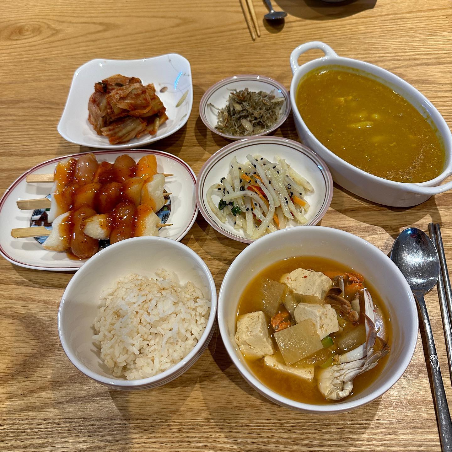 #제품제공 #어제저녁

평일 3일내내 유치원 못간 아들이랑 동고동락하다 오후에 태권도부터 웜업 시키고, 후다닥 볼일 보고 집에왔는데 반가운 선물이 똭 🎁

저녁먹을 시간 다되서 집에들어가면 밥차리기 엄청 싫잖아요~ 어제 저녁이 딱 그런날이었거든요..

제가 평소엔 밑반찬도 거의다 직접 하는 스타일이라 가끔씩 반찬가게에 가도 뭐하나 고르기가 너무 어려운데,, 고를필요도 없이 국, 반찬들 딱 갖다주시니 어찌나 반갑던지요〰️

있던 밥만 꺼내고, 국만 데우니 상차림 끝이었던 어제저녁 🍴

편하고 양도 많은데 맛까지 좋아서 넘나 맘에들었던 #고래찬방

반찬들 양도 많아서 담번에 또먹을수도 있고, 무엇보다 국이랑 카레가 진〰️〰️짜 맛있더라고요😋

환경까지 생각해서 아이스팩 대신 생수 얼려서 보내주시는 센스까지~
배달도 무료로 해주셔서 좋았고요. 

아.. 오늘저녁도 어제같았으면….🤣

🏷️ ᵀᴴᴬᴺᴷˢ ᵀᴼღ goraecanbang 

#일산반찬배달 #고래찬방 #일산식단제반찬배달 #가성비좋은일산반찬 #일산반찬 #일산배달맛집