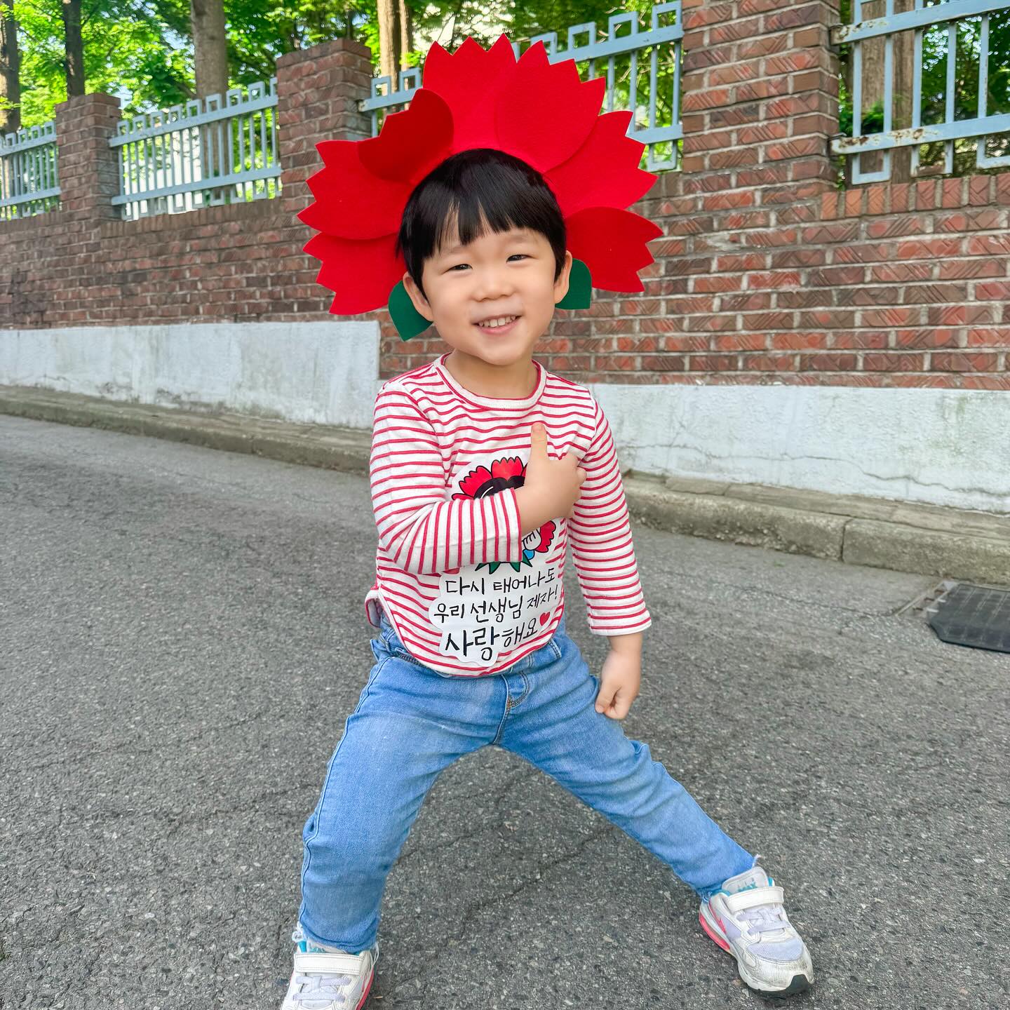 늦은 피드
스승의날 꽃이된 울아들❤️
사진찍는게 고난이도....🤣
.
어버이날 대형카네이션❤️
이안이로 인해 엄만 너무너무 행복해🥰
.
#어버이날 #스승의날 #대왕카네이션 #카네이션머리띠