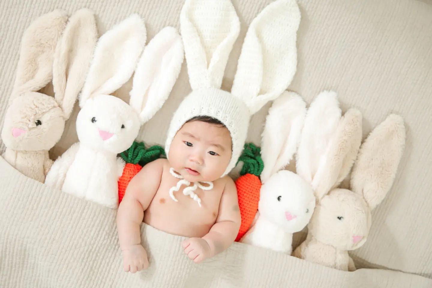 👶+ 59 ♡
50일촬영하고 온 현이😊
다행히 컨디션이 좋아서 넘 잘찍고 왔닫😁👍
스탭분들이 열일하셔서 얻어낸 성과물
너무 마음에 드는구만 ㅋ
성장앨범 🌟 계약완료 
.
.
.
#애니스튜디오 #애니스튜디오부산점 #부산베이비페어
#50일촬영 #부산만삭사진 #부산아기사진
#부산베이비스튜디오 #성장앨범 
#둘째 #계약완료 #안하면아쉬우니
#만족만족 #우리베이비 #베이비 #아들맘
#육아맘 #육아스타그램👶