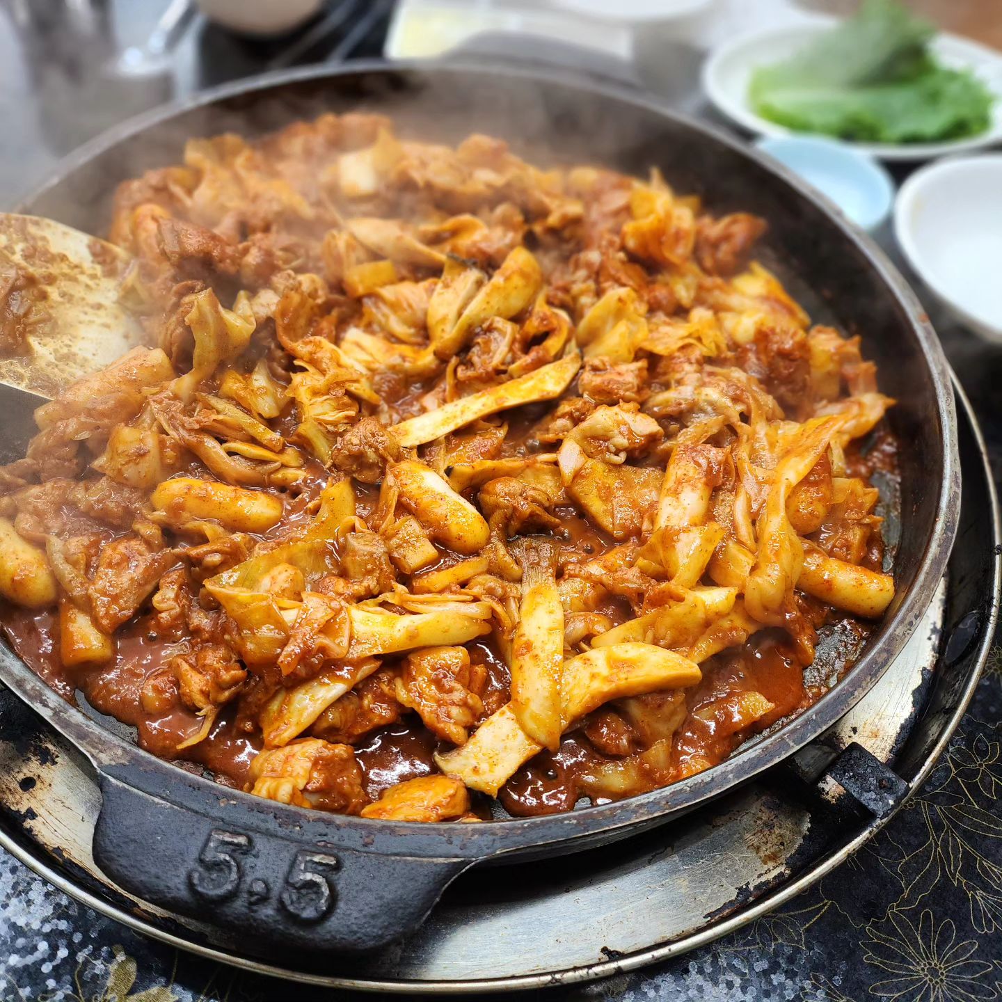 #옴뇸뇸 5.5닭갈비
.
우리 동네(대전) 최애 닭갈비집
존맛탱이라 갈때마다 엄청 쳐묵
.
으아 배터지게따
.
#닭갈비 #반석동맛집 #먹스타그램 #맛스타그램 #가족외식
