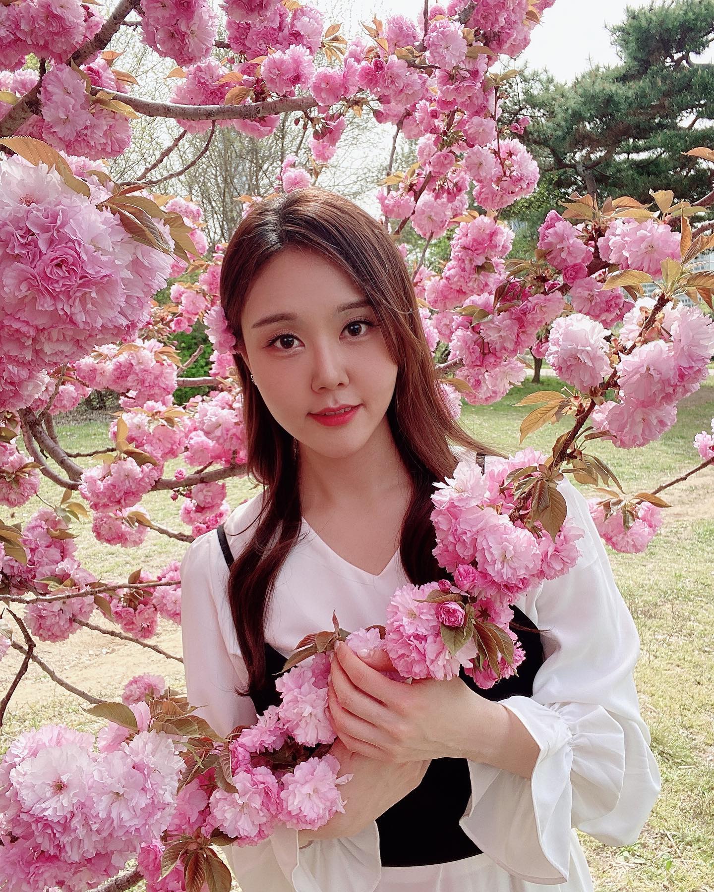 꽃놀이🌸 다녀 왔어요(3번째)

다이어트식이라고 샐러드 무한 흡입했더니 몸무게가 늘었네유 ㅎ ㅠ ㅎ 

주말 잘 보내시고 근성장🌸하셔용
.
.
.
.
.