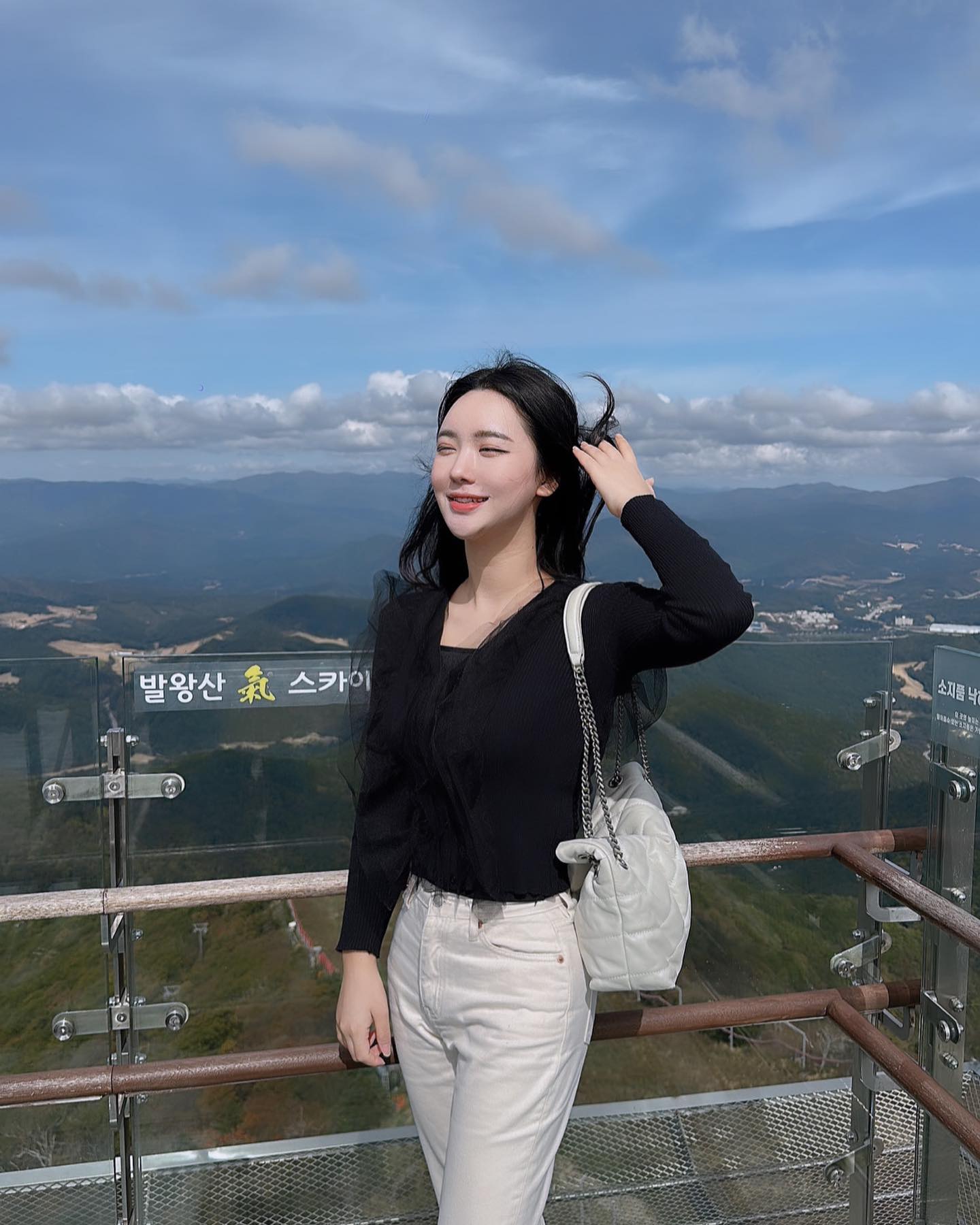 우리나라에서 제일 긴 #발왕산케이블카🚡 타떠~ 날씨좋아서 더 좋아떠~>_<
.
.
.
#일상 #여행스타그램