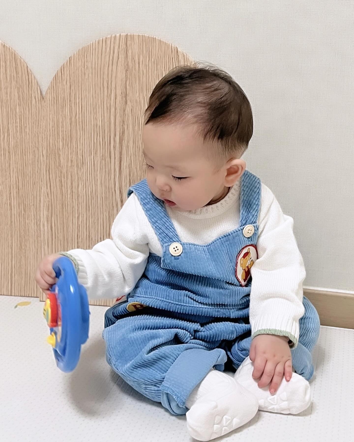 __#협찬
이제 앉아있기, 잡고일어서기 잘하는 9개월 아기
사진 찍어 줄 맛 나는 요즘💛

맨바닥에서 찍어주다
레몬그림이 그려진 매트위에서 찍어주니
확실히 더 화사한 느낌🍋

네발기기도 곧 시작할 것 같은데
우리아기 무릎 지켜 줄 고려화학매트 THX🍃

𝒕𝒉𝒂𝒏𝒌𝒔 𝒕𝒐 🏷️ kormat.official

#놀이방매트 #거실매트 #놀이매트 #유아매트