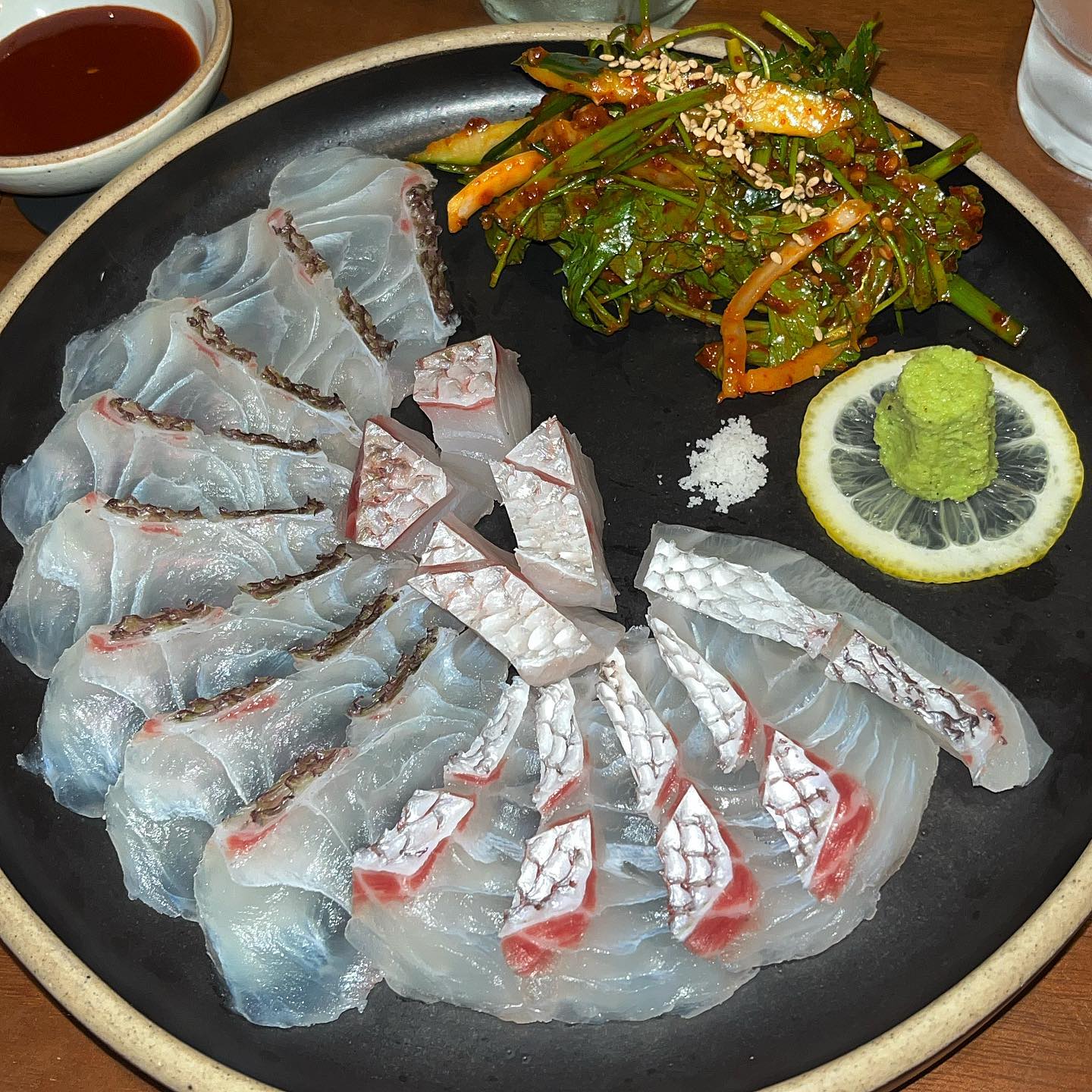 N번째 방문하는 멋과 맛 다 잡은 해산물 요리집🔥
#압구정#수족관

모임때 자주 가는 이집은 도미회가 베스트 메뉴인데
함께 나오는 채소무침이랑 먹으면
달달하니 입에서 녹아 없어집니다^^

싱싱한 해산물 원물 중심의 요리들이라 
조개찜은 또 말해뭐해요
탱글 탱글한 조개들이 소주를 부르고
스지어묵탕이랑 호두정과 토마토절임도 별미에요💖

연인 지인들과 모임장소로 딱인 이름도 귀여운
🎈압구정 수족관

주소 : 서울 강남구 도산대로37길 30
시간 : 16:00-24:00

조개찜 : 65,000원
도미회와 채소무침 : 32,000원

#압구정수족관#압구정술집#압구정모임장소#압구정술집추천#서울맛집#맛집탐방#맛집추천#서울맛집추천#맛있는거#koreanfood#먹팔#먹스타그램#맛집#먹소통#망때의먹스타그램#망때의맛집탐방