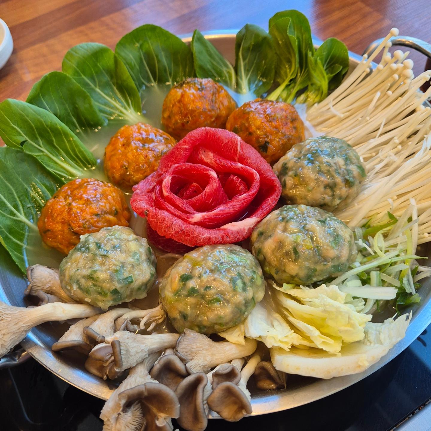 #부평 #굴리미 #굴림만두전골

갑자기 갔는데 생각보다 진짜 맛있고
양도 많았다!

#먹스타 #맛스타그램 #나능부평 #굴림만두 #만두 #만두전골 #전골