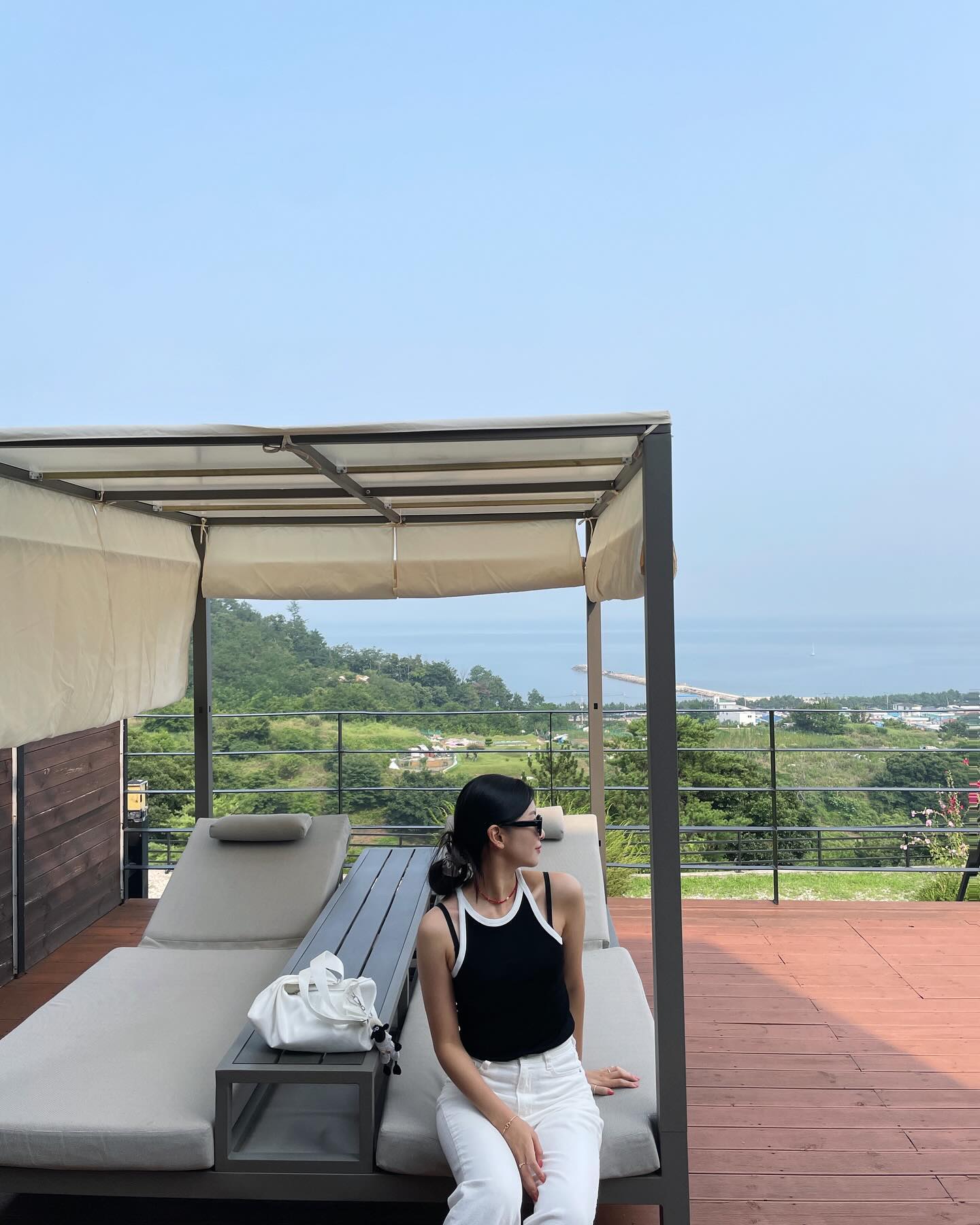 시원한 여름 휴가룩 코디

홀터넥 링거 나시티로 슬림하고 예쁘게🫶🏻
nov______._ 
제품인데 쫀쫀한 핏이 정말 만족스러웠어요
-
#여름코디 #여자코디 #휴가룩 #여름휴가룩