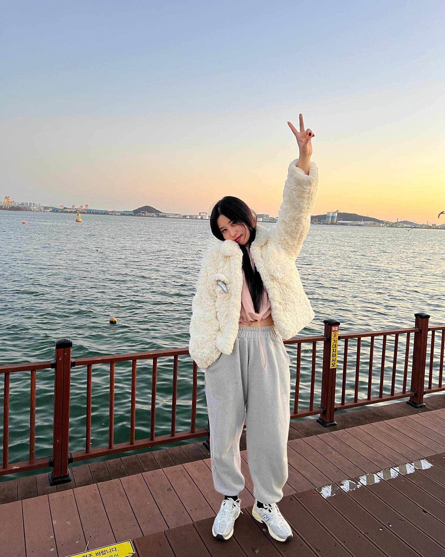 아빠랑 산책하는데 쌩얼인데도 예쁘다고 찍어준 🌊ㅎㅎㅎ
그리고 회에 소주까지 즐기고 
야무지게 코노도 갔다 집 들어옴🤧🎤🎼 #아빠와딸