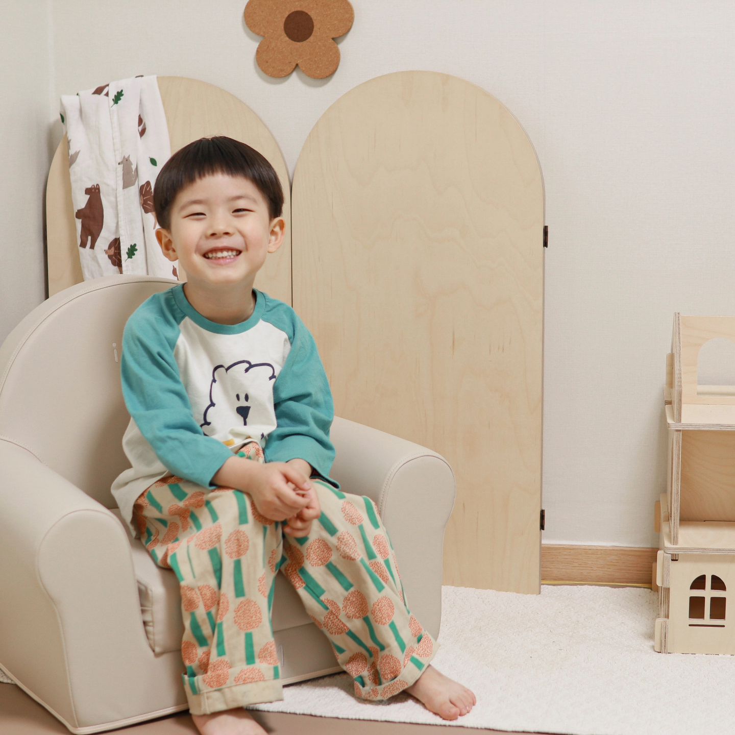 ミ★
⠀

⠀
6개월 이상 대박이가 넘 편하게 쓰고있는 유아의자
폭신폭신한 쿠션감에 엄마 왕궁디도 들어가는 넉넉한 사이즈,
펼쳐서 높이조절도 가능해서 넘 좋아요🤍

새해 새학기 맞아 우리아이 의자 고민 중이시라면ꕀ
여기 있어요 아이스투키 마카롱소파 🎀
⠀

⠀
⠀
#아기소파 #유아소파 #아기의자 #유아의자 #아이스투키 #아이방꾸미기 #아기방꾸미기 #육아인플루언서