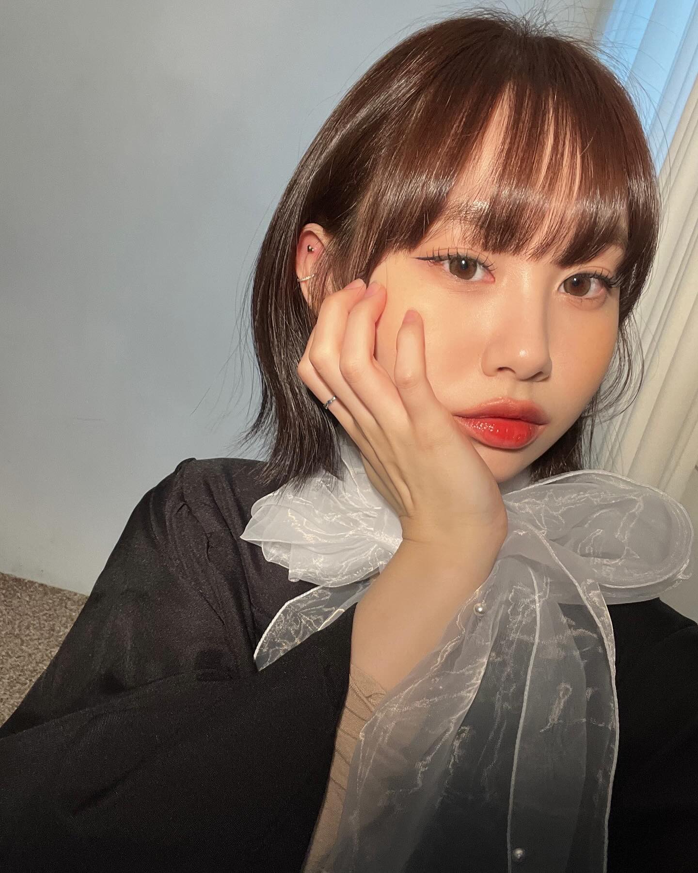 난 턱 가리고 찍는 게 조하...
