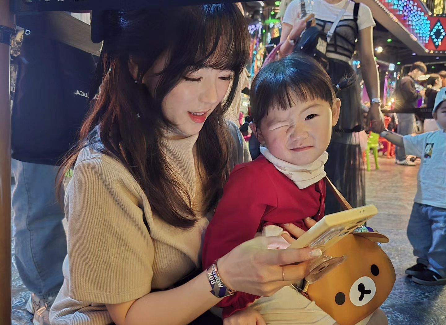 *
공주랑 즐거웠던 호캉스 👨‍👩‍👧❤️

#파라다이스시티
#원더박스 🎪 

.
.
.

#지난주말 #호캉스 #호텔 #파라다이스호텔 #셀카 #셀피 #데일리룩 #좋반 #선팔 #맞팔 #모녀샷 #코디룩 #아웃핏 #놀이기구 #셀스타그램 #여행 #딸스타그램 #selca #selfie