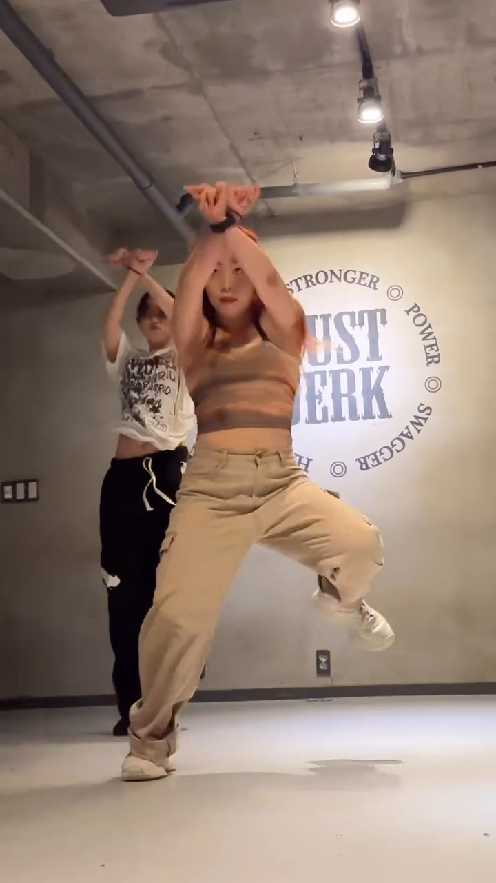 FLO - Fly Girl (ft.missy elliott)
Choreography by eunki_justjerk 
Dancer | yujin.0117 

아 레전드 안무,,,,❣️
절크 파티 영상보고 너무 배우고 싶었는데
나중에 앞 파트는 영상보고 따서
완성해보고 싶다🥹❤️

여러 번 댄싱할 수 있는 기회주셔서 감사드립니다🙏🏻
더 발전할게요😍🔥🔥

#redjin #dance #dancer #choreography #eunkichoreography #justjerkdanceacademy 
#eunki #y2k
