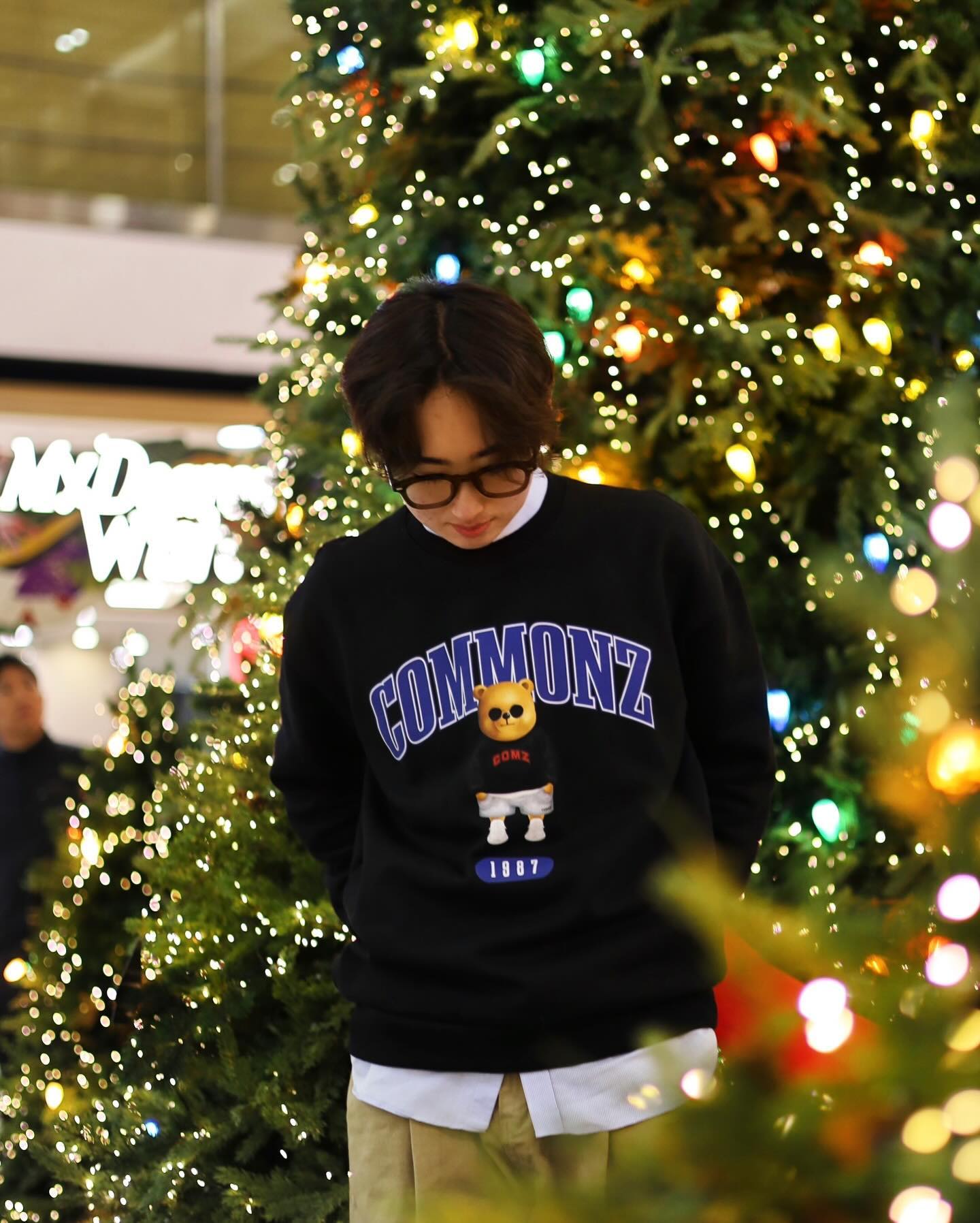 #협찬 멜크🎅나홀로집 시리즈 다운완료‼️
commonz_official 에서 귀여운 곰돌쓰 맨두맨을 제공해주셨습니다⭐️

-귀염 뽀짝스해서 너무 맘에들었답니다 ㅎㅎ커먼즈 시그니처 캐릭터
디지털 나염의 곰돌이 오버핏 맨투맨 입니닷✨

-특양면 기모 안감 소재로 무겁지 않은 중량감으로 편직하였으며, 가벼우면서도 포근함이 느껴지고오 커플 맨투맨으로도 완전 찰떡 이랍니다👩‍❤️‍👨👩‍❤️‍👨

-오늘 크리스마스도 친구들과 행복한 시간 보내세요유🎅⭐️⭐️⭐️
.
.
#커먼즈 #커플맨투맨
#커플룩추천 #곰돌이맨투맨
#커플코디추천 #오오티디 #데일리룩 #남자데일리룩 #좋반 #캐주얼코디 #캐주얼룩코디추천
