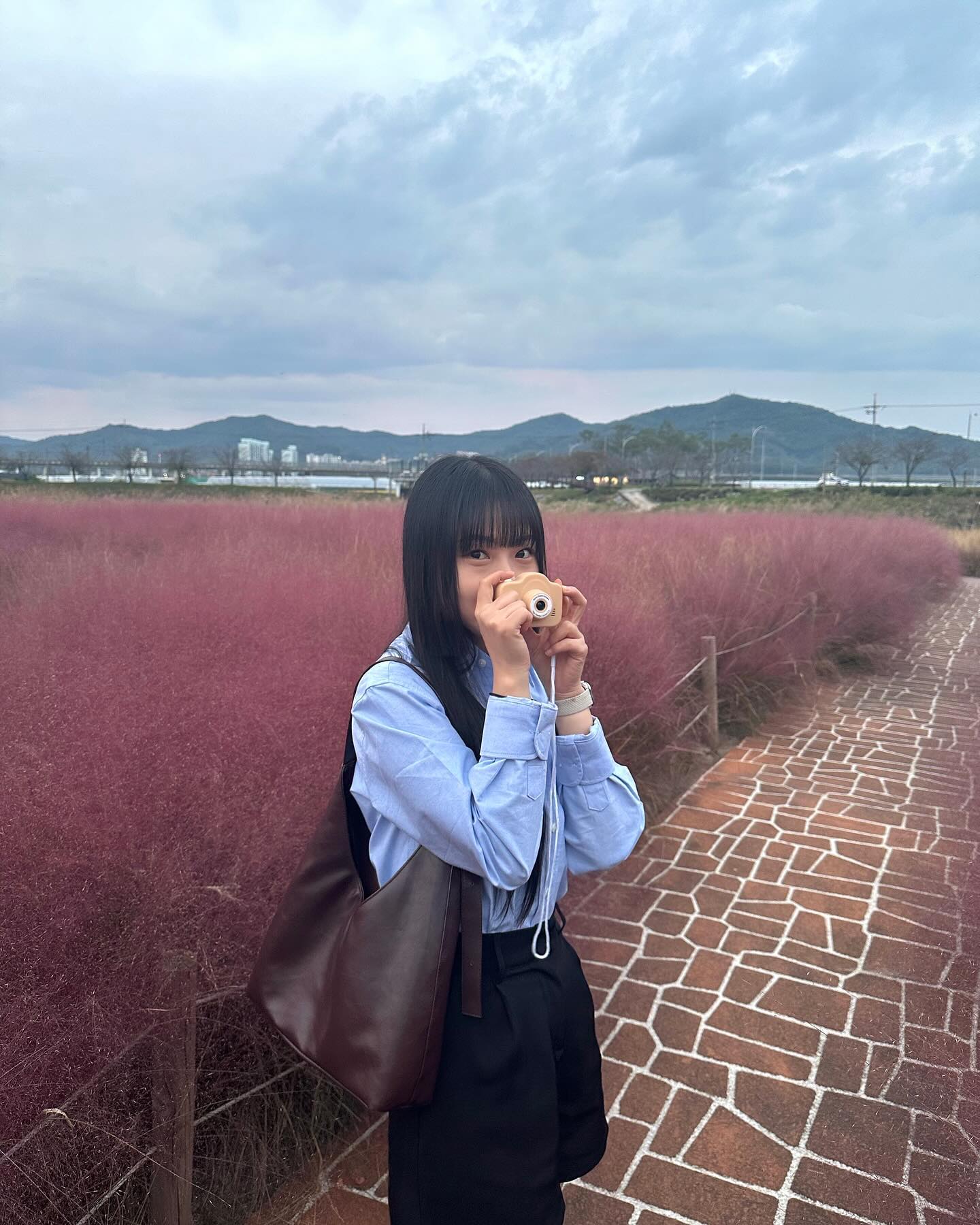 세 번째 핑뮬핑뮬🎀 __hyeobeee 
사진 드럽게 못 찍는다고 감 잃었냐고 구박 많이 했는데
이제 보니까 내가 드럽게 못 찍어줬네 ㅋ킥
키가 작아서 그래 ~