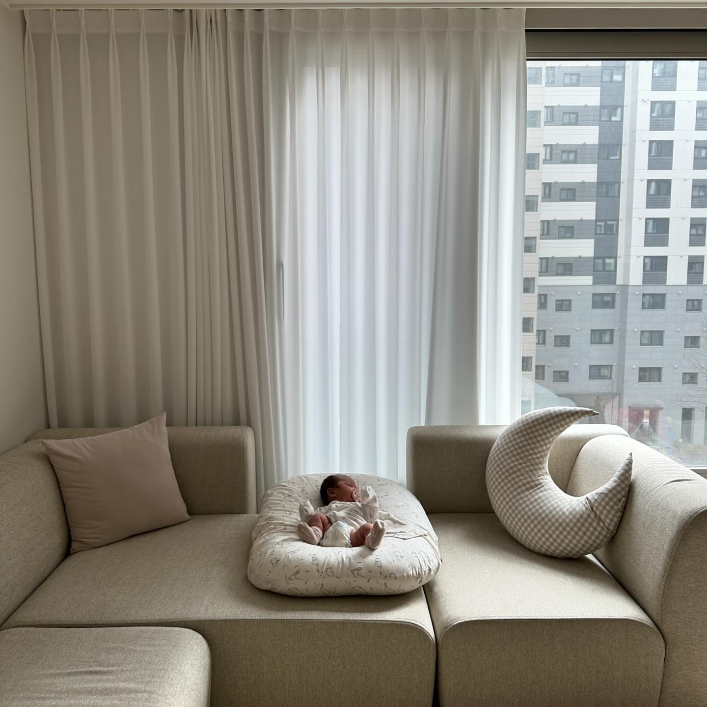 미세먼지가 안좋아서 오늘도 못나가는 애기 둘👶🏻👧🏻

#아기가사는집