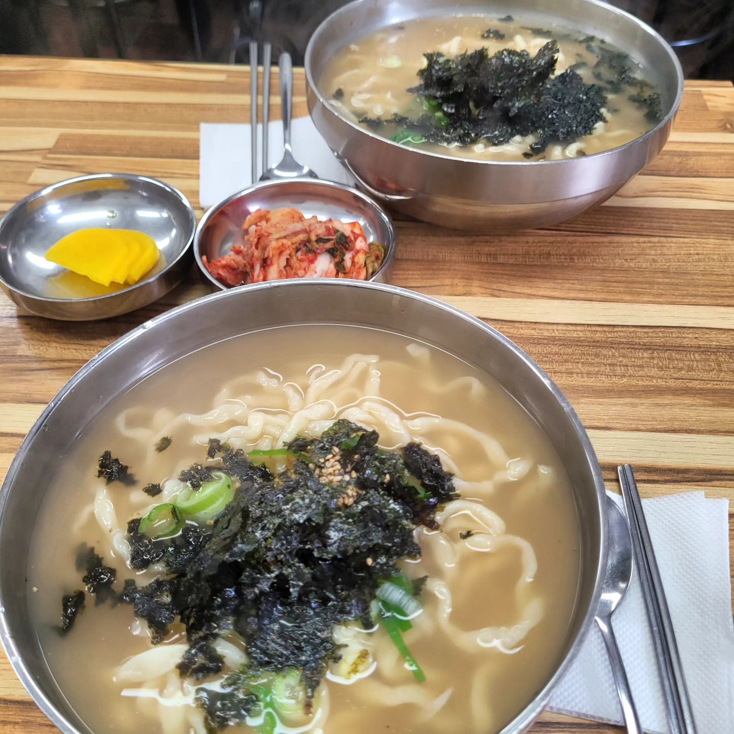 💓

오랜만에 민이랑 칼국수🍜
먹는 내내 수다 해놓고 아직도 한보따리 남았네ㅋㅋ

#점심
#칼국수
#밥을먹은건지
#수다를한건지
#재밌다
#남은수다는
#한잔하면서💓