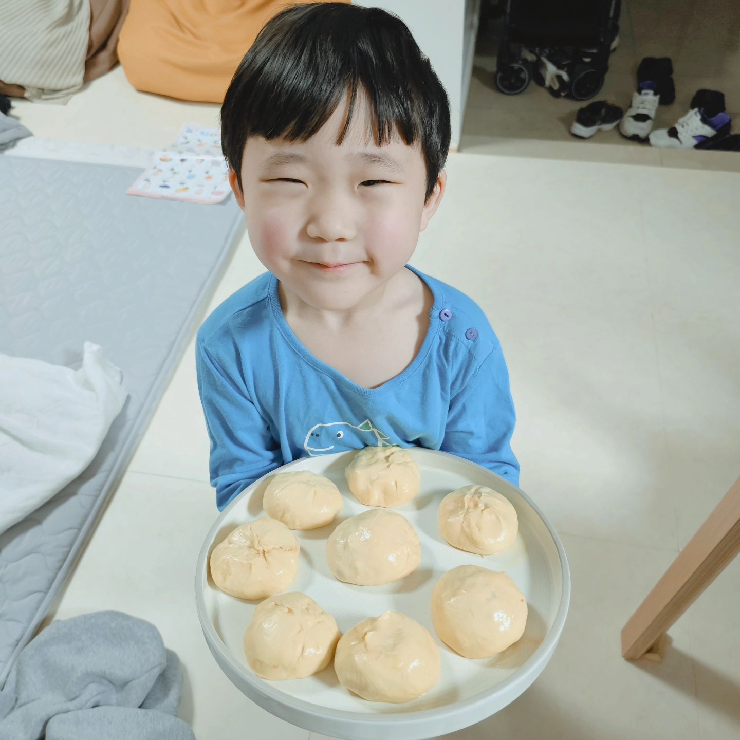 우리집은 호세권이 아니라 호떡을 먹을 수 없다,,,🥺
그래서 직접 만들어 먹기💪
⠀
달달호떡 싫어하는 가장을 위해 피자호떡도 만들어봄
피자호떡이 달달보다 맛있음,,,🙄💦
⠀
⠀
먹고싶던건 엄마지만 하랑이가 제일 신나고 즐거워한 호떡 만들기👍