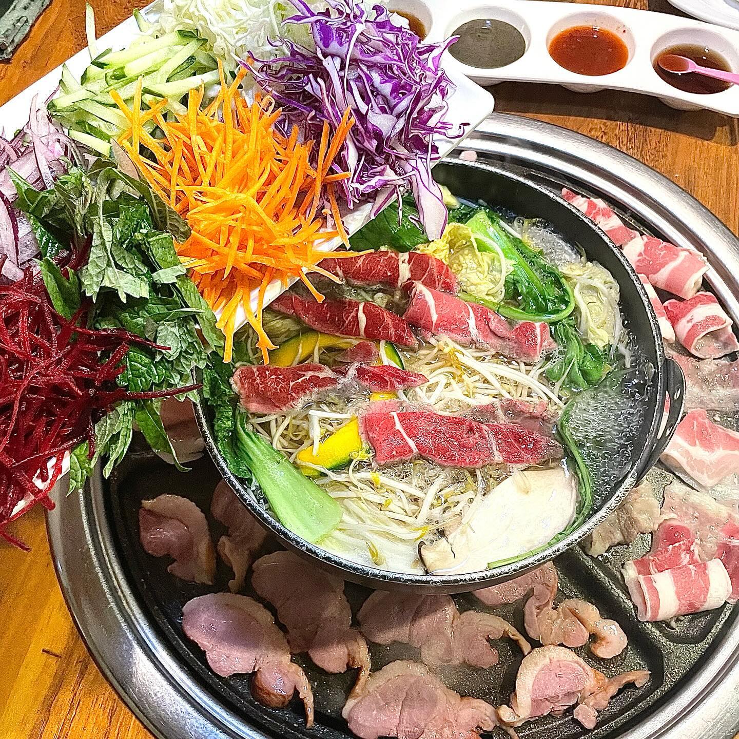 오리구이,차돌박이,소고기,돼지고기,샤브샤브,월남쌈까지 이모든게 무.한.리.필?#퀸즈가든 #협찬 

역대급 무한리필 맛집을 찾았어요. 샤브샤브를 중심으로 고기를 구울 수 있는 신기한 불판이 있는데, [고기와 샤브]를 한번에 먹을 수 있어서 남녀 노소를 만족시킬 수 있더라구요
제가 주문한 디너 스페셜 세트는 [소고기 샤브&차돌박이 & 훈제오리 &삼겹살] 로 구성되어 있어요. 고기 실컷먹고 샤브샤브와 월남쌈으로 입가심 하니 정말 [물리지 않고 끝도없이] 들어 가더라구요. 

고기는 벨을 이용해서, 야채는 직접 샐러드바를 이용해서 가져다 먹으면 되는데, 싱싱한 야채 뿐아니라 칼국수,셀프죽까지 없는게 없었어요.
뿐만아니라 6000원을 추가하면 [생맥주를 무한리필]로 먹을 수 있다니 말그대로 무한리필의 끝판왕이네요.
각종 [모임,데이트,회식] 장소로 아주 적합하고 특히 [배달]도 된다하니 집에서도 즐길 수 있겠어요!
[KBS2TV생생정보]에도 방송된 적 있는 보장된 맛집. 뜨끈한 국물과 고기 드시러 가고싶을 땐 퀸즈가든 추천드려요🙌

📍퀸즈가든 잠실점
📍서울 송파구 올림픽로32길 22-20 2층

☑️디너스페셜(32900)
소고기샤브,차돌박이,훈제오리,우삼겹,삼겹+샤브샤브+월남쌈 무한리필
☑️생맥무한리필(6000)

# 양재역맛집#강남역회식#방이동맛집#방이동회식#양재역회식#양재역회식장소#강남역맛집#방이동모임#양재역모임,#양재동맛집#강남역모임#강남역점심#방이동점심