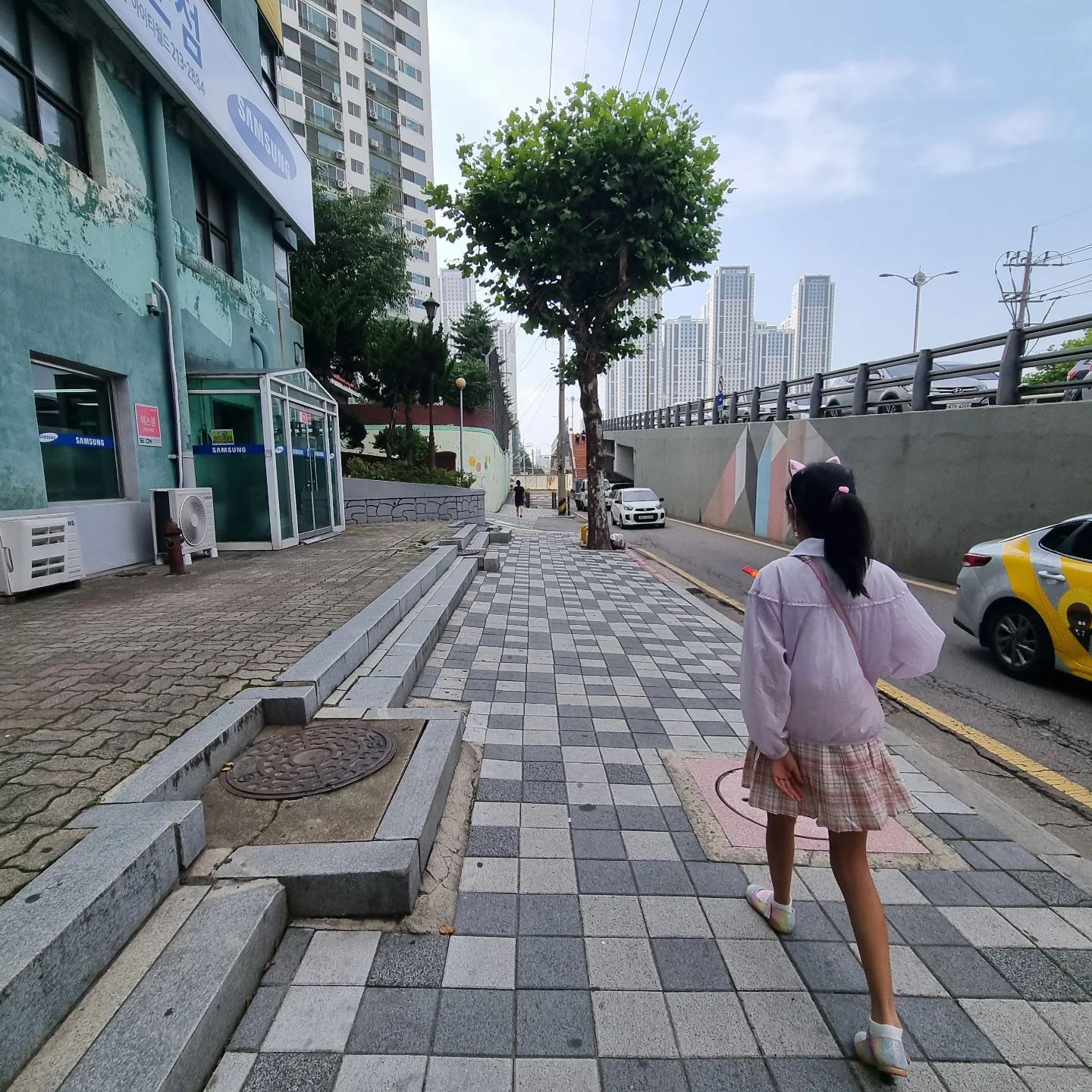 ...

요즘 혼자 등하교 하는 유리..

두시 반에 수업이 끝나 늦어도 2시 50분 안에
집에 오는 아이가 3시 10분이 넘도록 집에
안 와 학교로 찾아갔다.

가면서 도움반 쌤께 전화하니 통화가 안되고
운동장에 도착해 혹시나 유리가 있나
살펴본 다음 담임쌤께 전화를 하니 수저통을
잃어버렸다고 찾으러 갔다고 한다.

쌤과 통화하는 도중 모래에 앉아 놀고 있는
유리 발견... 선생님께 유리 찾았다고 하니
교실에 가방 두고 갔으니 가지고 가라고 하신다😢

이 자슥.. 가방도 안 챙겨 나오고 모래 놀이에 빠져서😭
손이며 다리며 발이며 신발 안까지 모래가😡😤

그래도 놀고 있는 유리를 보는 순간 화가 나기보다는
무슨 일이 일어난게 아니라서 참 다행이라는
생각이 들었다.. 누군가를 따라간 게 아니라서..
누군가가 데려간 게 아니라서..
어디 다치거나 사고가 난 게 아니라서... 참 다행🤍

집에 오자마자 씻기고 지금은 센터에서
언어랑 감통 수업 중😏
.
.
.

#난괜찮아