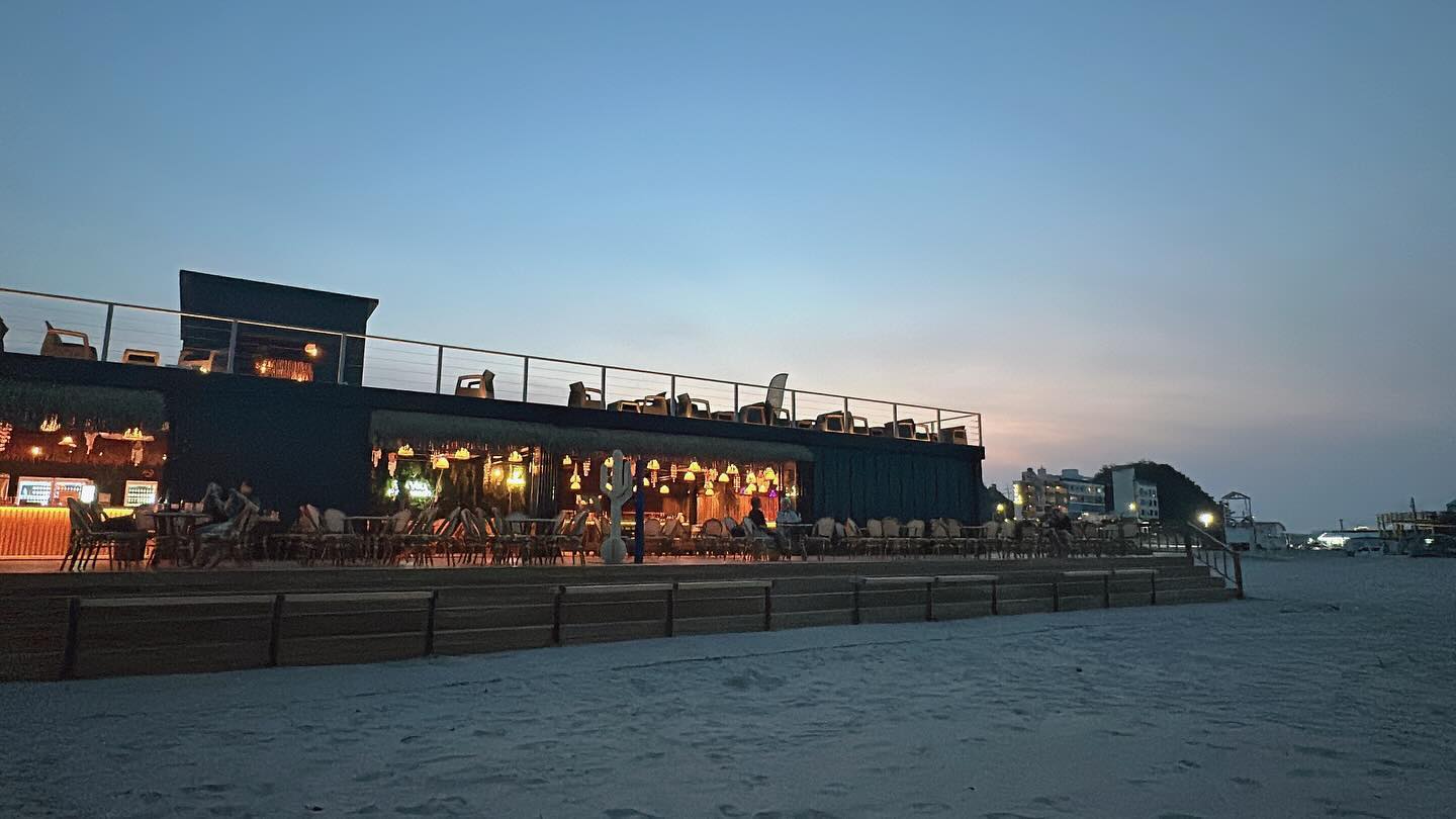 #협찬 meta_beach_ 
양양맛집 너무 예쁜 양양바다뷰카페 양양 메타비치

강원도 양양에 새롭게 떠오를 핫플로 메타비치는 서핑 강습부터 다채로운 음식과 함께 음료 주류 디제잉을 즐길수있는 복합문화공간이며 5월 1일 오픈했다

힙스터들 뭐하세요?? 얼른 컴온컴온

📍강원특별자치도 양양군 강현면 동해대로 3276-8 설악해변 내 메타비치
주차 : 설악해수욕장 주차장 이용
영업시간 : 매일 08:00 ~ 03:00 까지
단체석/서핑강습/주차장완비되어 있으니 너무 조타~

사실 분위기가 힙하면 음식에 대한 기대를 놓기가 쉬운데 
햄버거와 피자 먹방을 할 수 있게 도와줬던 존맛음식에 6월에 서핑하러 다시 놀러와야겠다라는 다짐을 해봤다 
맥주도 , 하이볼도, 고급스러운 에이드 
그리고 맛나는 햄버거와 신선한 야채 가득한 루꼴라 피자, 
탱글한 새우 가득한 샐러드까지!! 
여기가 바로 힐링 가득한 양양맛집 메타비치

#강원도양양 #강원도가볼만한곳 #양양맛집
#양양가볼만한곳 #강원도여행 #양양여행 #설악해변 #양양서핑 #양양서핑강습 #양양메타비치 #양양바다뷰카페 #여행스타그램  #여행 #양양 #메타비치 #바다여행