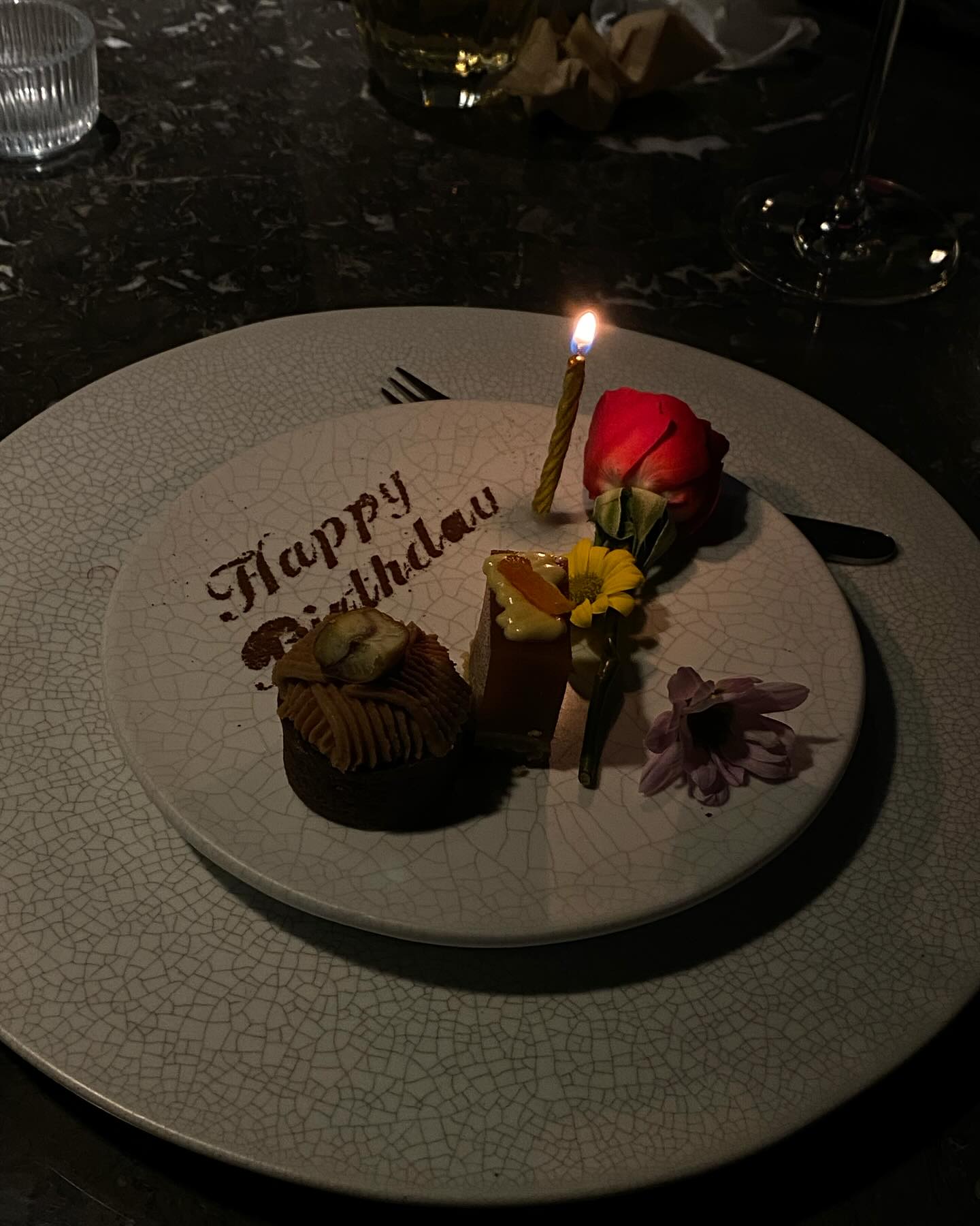 뮬욕이라곤 찾아볼 수 없는 오빠씨.. 
생일뭐 별거 있냐며 무던한 그를 위한날🎂
생일초 불기전 기도하는 모습.. 크고 귀여워 찍어봤다 
생일 완전 별거 있거든?!?!😘😘
축하합니다💜