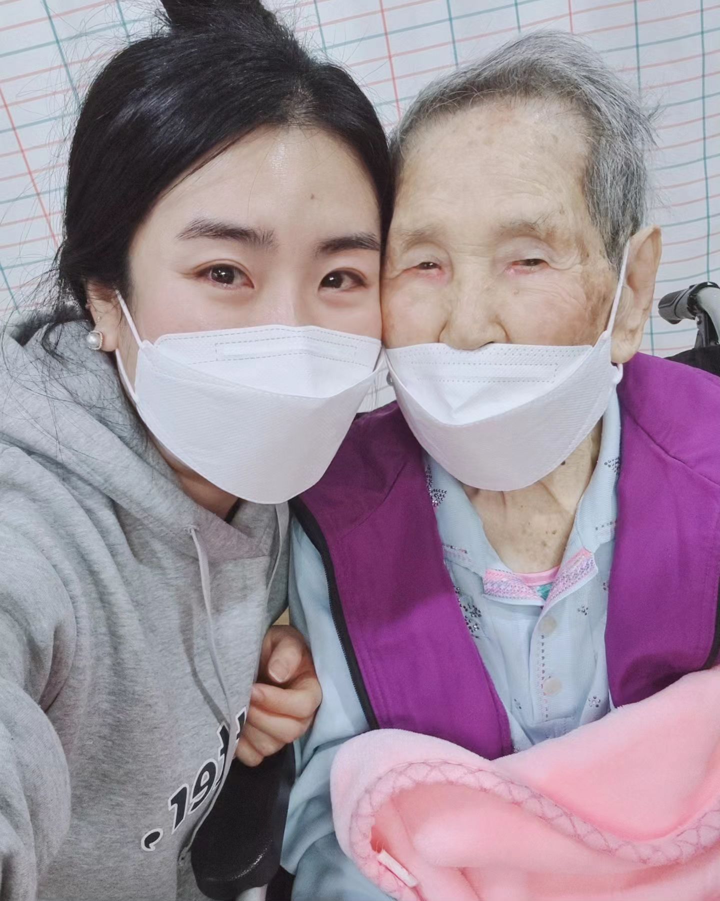 _

ㅤㅤ
많은 분들의 조문과 조의로
저희 할머니 편안하게 모셨습니다.
위로해 주시고 다독여주신 말씀들 잊지않고 기억하며 
오래도록 간직하겠습니다.
한분한분 직접 찾아뵙고 감사인사드리지 못한 점 죄송합니다.
큰 슬픔을 함께 해주셔서 다시 한번 감사드립니다.

_

마지막까지도 너무 고왔던  우리할머니🫶
임신중이라 충격받을까 힘들까
다들 못보게 했던 입관식과 발인..
하지만 할머니의 마지막을 보지 못하면 너무 후회할까봐 우기고우겨서 마지막을 지켰고 정말 잘했다고 생각해..!

할머니!
나 이제 더 잘 살아갈게
둘째 태어나는거 까지 봤으면 했는데 할머니가 못봐서 그게 너무 마음아프지만 
더더 행복하게 살테니까 할아버지랑 같이 지켜봐줘!
가끔 꿈에도 나와주고❤️
할아버지 만나서 잘지내구있어요!

말로 표현할 수 없을 정도로 정말많이 사랑해❤️
우리 꼭 다시 만나❤️
안녕할머니..❤️
ㅤㅤ