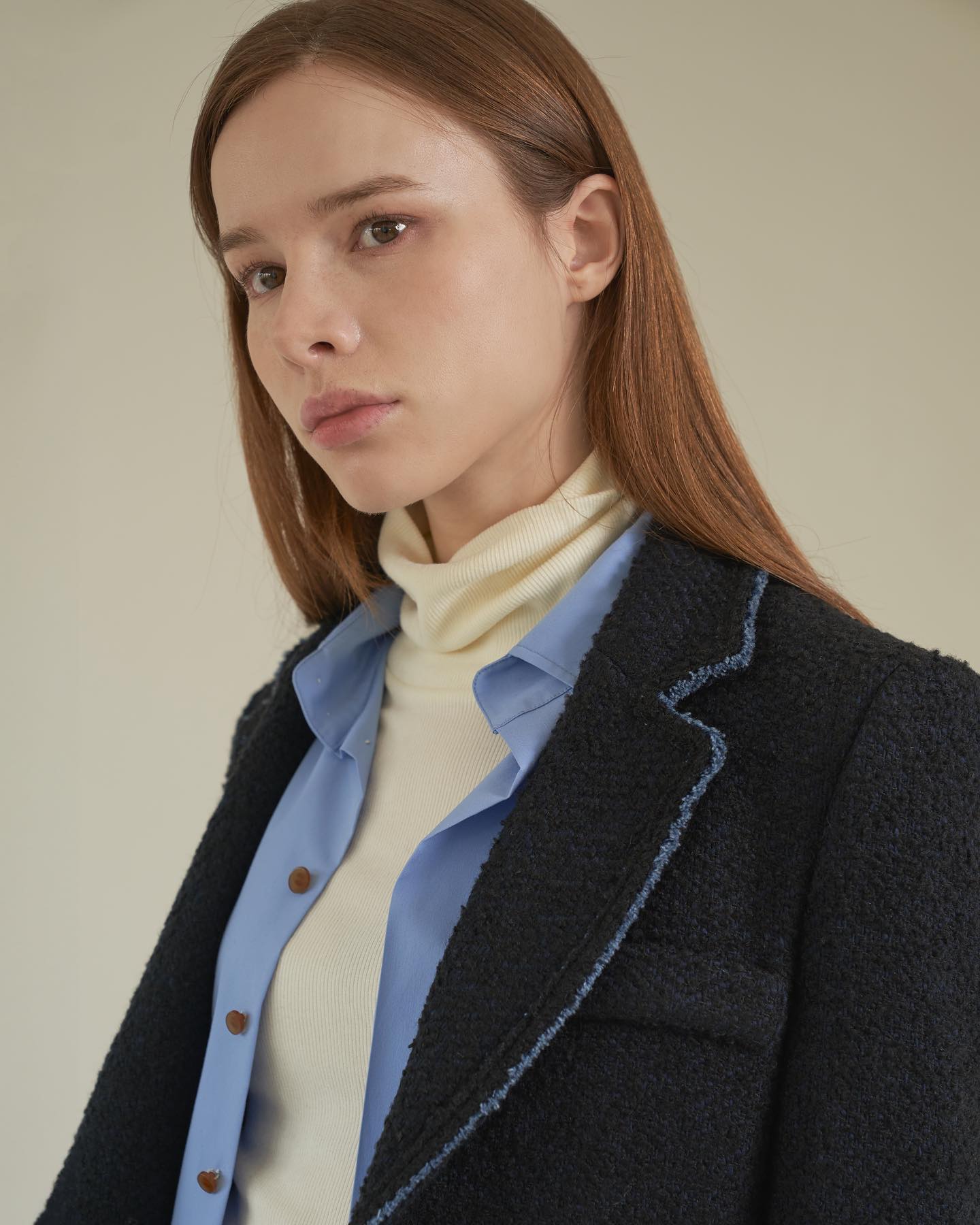 #룩북촬영

Brand 리안뉴욕
Model yoanna.hwayung 
Photo usungworld 

〰️
정말 오랜만에 올려보는 본업 사진 📷
최근에 여행 콘텐츠가 주였지만
본업은 상업 포토그래퍼입니다 🫶

1년 전에 촬영한 룩북인데 때를 놓쳐서
다시 겨울 돌아올 때까지 기다렸다구요 🤣

공간, 제품, 뷰티, 리빙 촬영 뿐 아니라
패션 룩북도 촬영도 진행하고 있어요.
촬영 문의는 dm이나 메일 주세요 💌

#프리랜서포토그래퍼 #룩북 #패션룩북 #패션촬영
#모델촬영 #상세페이지촬영 #여성의류촬영 #패션촬영
#패션포토그래퍼 #lookbook #화보촬영 #sonya7m3
#사진계정 #색감보정 #라이트룸
