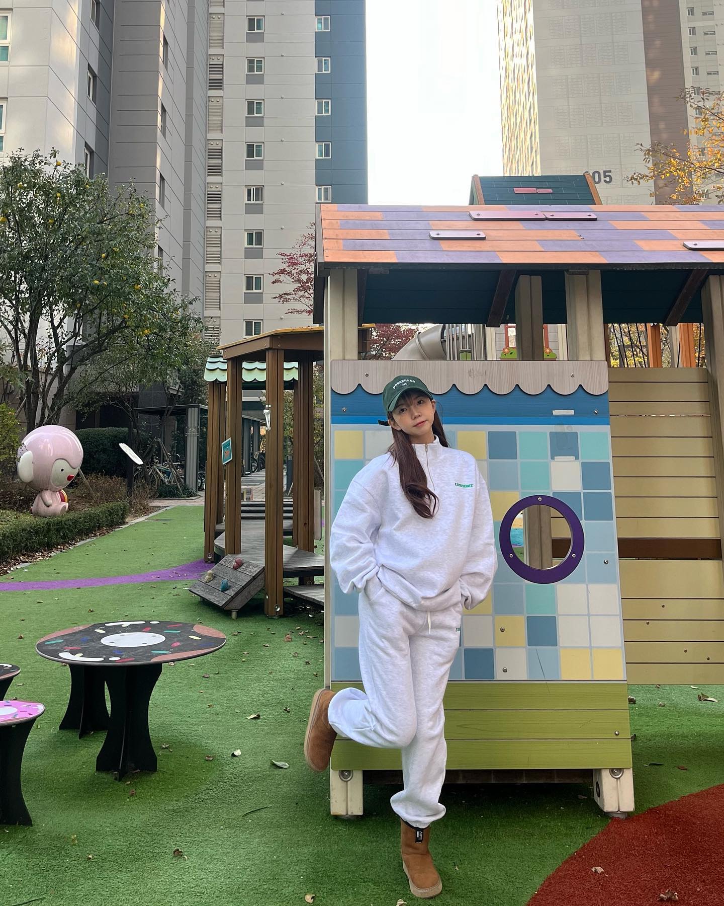 #협찬 commonz_official

겨울에 기모 트레이닝셋업은 필수템!
요즘 제가 교복템처럼 자주 입는 셋업인데요💚

부드러운 특양면 기모 소재로 따뜻하고 
편안한 착용감을 느끼실 수 있습니당🫶🏻

하프집업 맨투맨과 조거팬츠 세트로 
남여 누구나 데일리룩으로 입기 적합해용 
커플 트레이닝복으로도 입기 좋겠죠~? 
무엇보다 진짜 따뜻함 ❄️🤍🤍🤍
.
.
.
#커먼즈 #커플셋업 #셋업추천 #기모셋업 #트레이닝셋업 #트레이닝세트 #트레이닝세트추천 #겨울코디 #겨울코디룩 #겨울코디추천 #ootd #ootdfashion #패션블로거 #커플트레이닝복 #커플트레이닝복세트