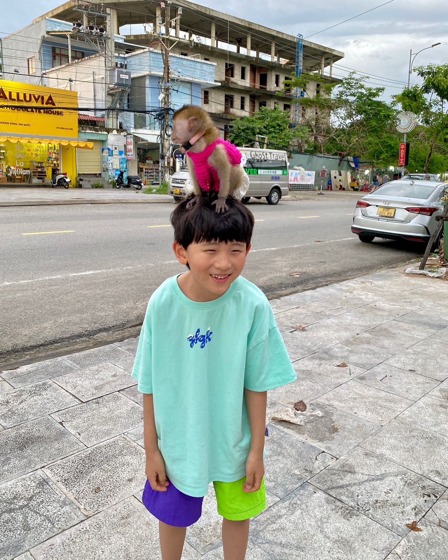 ෆ 

10/17~10/20 푸꾸옥여행✈️

중부로 넘어가 메오키친에서 늦은 점심
반쎄오 진짜 크고 맛있었다🫶🏻
꼬치까지 메뉴 4개나 시켰는데 2만원대👍🏻

귀여운 🐵때문에 충동적으로 망고 구입
(오빠가 계속 사자고🙄) 과숙성되서 맛은....
저렴하니까 사진값이라 생각하기로🤣

킹콩마트, 마이라탄 들렀다가
카페에서 박시우커피 한잔🧋

미리 예약해둔 스파에서 마사지🥰
은재는 60분 우리는 90분
은재도 만족해서 더 좋았던 시간❤️

#메오키친푸꾸옥 
#킹콩마트
#박시우커피
#베트남여행
#푸꾸옥마사지 
#유주스파
#푸꾸옥맛집
#마사지후꿀잠