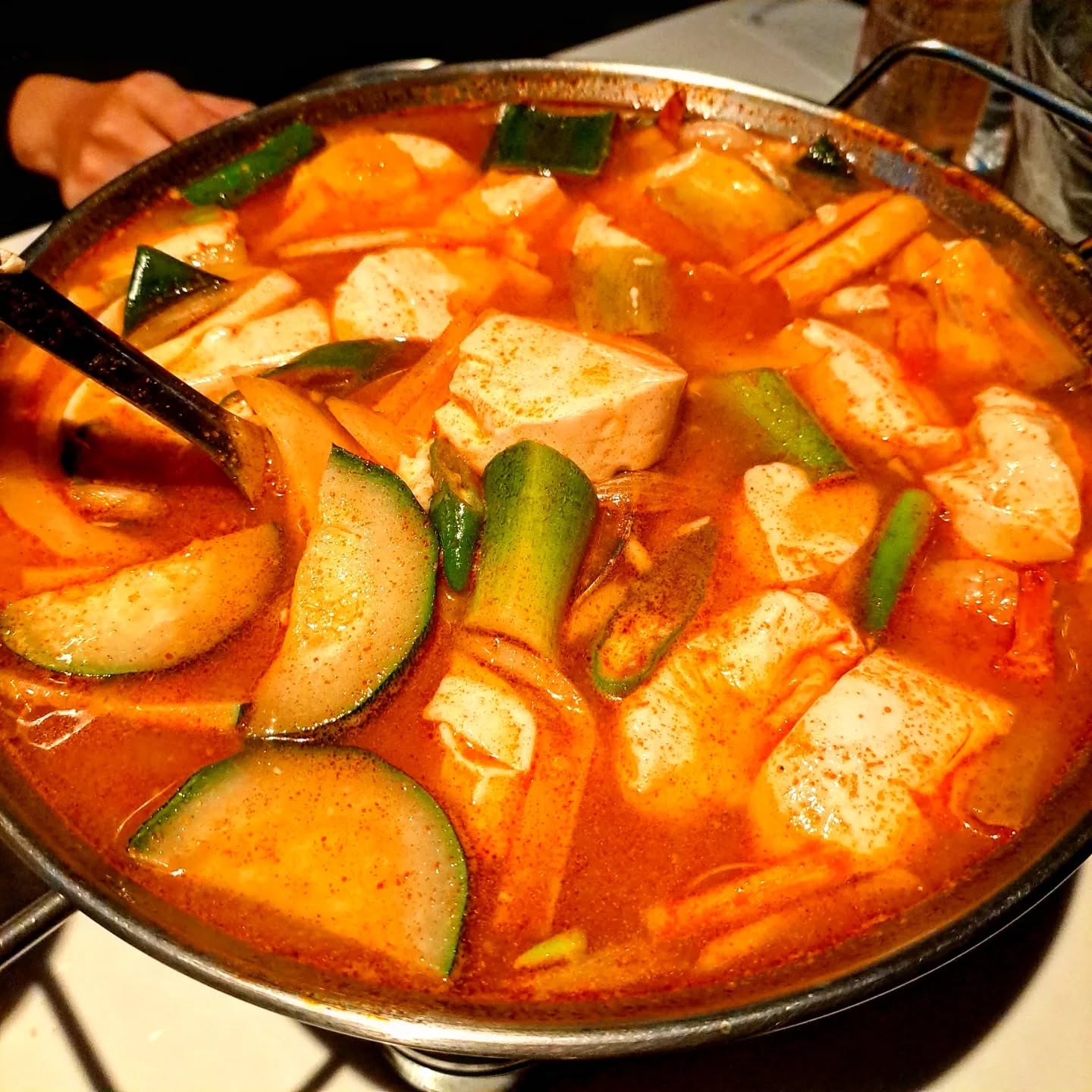 룸비없고 안주 맛있는 강남 룸 술집 <서울주막 강남역본점>
연말 모임으로 장소를 정하다가 서울주막 강남역본점에서 만나기로했어요
여기는 룸비도없고 안주가격도 합리적이라서 아주 추천하는곳이에요

꼭 룸이 아니더라도 홀도 넓고 쾌적하고 예뻐서 홀 이용 손님도 많았어요

네이버예약으로 간편하게 예약하고 방문했고 2인부터 50인까지 사용가능한 다양한 40개의 룸이 있고 350명까지 수용가능한 홀도 대관가능해요

건물 내에 지하주차장이 있고 3시간 무료라서 차량으로 이용하기에도 편해요

저희는 바지락순두부찌개, 페스츄리 고르곤졸라, 롱치즈돈까스, 참치마요주먹밥, 매화수로 주문했어요

바지락순두부찌개는 식사용으로도 완벽할정도로 정말 맛있었고 술안주로도 너무 좋았어요

페스츄리 고르곤졸라도 피자집 못지않게 맛있었고 가성비가 괜찮은 안주였어요

롱치즈돈까스도 돈까스집만큼 맛있었는데 아니 여기는 안주가 하나하나 다 맛있어서 안주배를 많이 채우고왔어요ㅋㅋ

위치가 신논현역이랑 강남역사이로 아주 좋은위치에 있어서 강남역근처에서 놀다가 저희처럼 마무리로 와서 놀고 떠들고 마시다가 해산하기 참 좋아요

위치
서울 서초구 서초동 1308-26 지하 1층
.
.
.
#서울주막 #서울주막강남역본점 #강남역술집 #강남역룸술집 #강남역회식 #강남룸술집 #강남술집 #룸술집 #룸술집추천 #강남역맛집 #신논현역맛집 #신논현역술집 #신논현역회식 #먹스타그램 #먹스타 #먹팔 #먹팔맞팔 #먹팔해요 #먹스타맞팔 #먹스타소통 #좋아요반사 #좋반
#좋아요테러 #데이트코스 #likeforlikes #맛집추천 #맛집스타그램 #맛스타그램