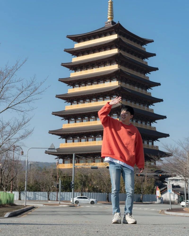 경주 황룡원
사진 스팟 위치를 못찾아서 다른 곳에서!
그래도 아무도 없어서 사진찍기 편했어요!
황룡원만 보이면 되지~ 뭐! ㅋㅋ

#경주핫플 #경주황룡원 #황룡원 #사진스팟 #경주가볼만한곳 #경주여행 #겨울여행 #여행에미치다 #여행가 #여행작가 #브란끄여행 #좋아요