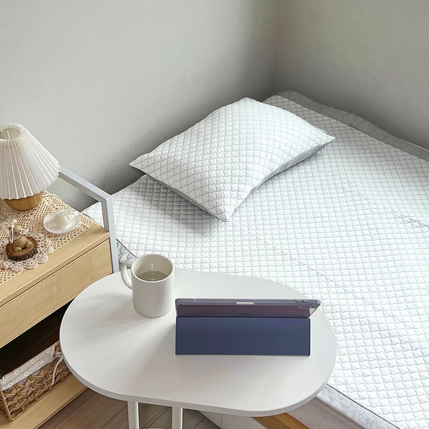#협찬 namuyahome.official #아이스린냉감패드 #나무야홈냉감패드
침대에 닿자마자 느껴지는 기분 좋은 시원함
나무야홈 아이스린 냉감패드🧊

매끈하고 부드러운 촉감으로 피부에
닿자마자 느껴지는 시원함!

국내 제작 제품, KC인증을 통과한
안심하고 사용할 수 있는 냉감패드로
세탁기로 간편한 기계세탁도 가능🙆‍♀️
(*단 건조기 사용은 금지)

탄탄한 뒷면 고정밴드로 흘러내림 없이
사용 가능하며 오염에도 강한 소재라
청결 유지도 오래 지속되는 냉감패드🛏

작년 여름부터 냉감패드 없이 살 수 없어
꾸준히 사용하고 있는데 소재와 냉감력 모두
우수해서 매일매일 유용하게 사용하는중🤍
.
.
.
.
.
.
.
.
#공팔리터 #일상 #패드 #뷰티 #쿨링패드 #여름침대패드 #패션 #문화 #여름패드 #냉감패드 #여름쿨매트 #쿨패드 #N잡러 #리뷰가수익이되는곳 #쿨매트 #아트 #소통해요 #소통스타그램 #소통환영🙌 #소통그램 #맞팔해요🙌 #인친맺어요 #인친환영🙌 #맞팔환영 #그로우커넥트 #likeback #comment4comment