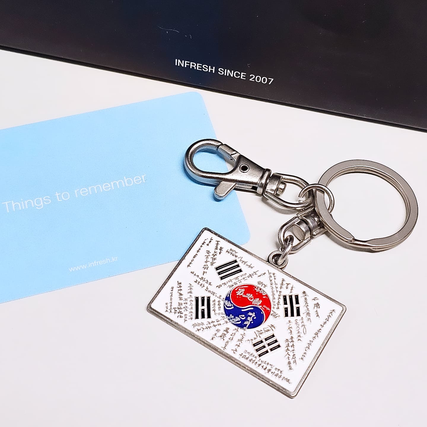 🇰🇷
6.25 참전용사분들께 일부 수익금이 후원된다기에
고민 쬐끔 하다가 구매한 경주 학도병 서명문 태극기 키링!
일반태극기 버전도 깔끔하고 예뻐서 사고 싶었는데
여기저기 달 곳도 없어서 하나만 구매했당 😆

infresh_official
구매 infresh.kr
가격 29,000원

추석 특별 후원 랜덤박스는 19,000원에 택배비 들었는데
15,000원 상품권 2장이 왔었음.. 하나 더 사..?!

#인프레쉬후원 #인프레쉬 #태극기키링 #경주학도병서명문태극기