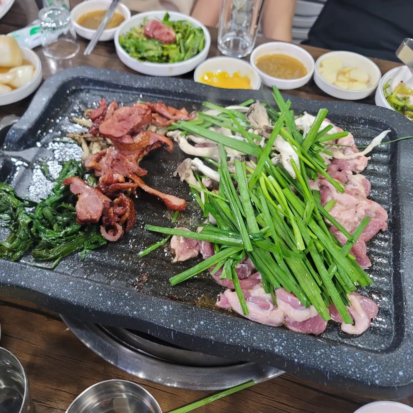 #사당맛집 #정원 #오잇_사당
사당에서 1차로 가기 좋은곳을 찾았습니다! 오리고기 맛집인 정원인데요! 저도 지인들이랑 갔는데 양도 적절하고 오리고기에 오리탕까지 나와 맛있게 먹고 왔습니다! 아무래도 사당가면 종종 갈 것 같아요~

정원은 오리고기 맛집으로 저는 오리삼합을 시켰어요! 왜냐면 여기에 오리탕도 나와 아주 배터지게 먹을수 있거든요~ 오리훈제는 잘 익혀 머스타드 소스 찍어먹으면 맛있고 로스는 부추랑 버섯과 함께 먹으면 담백하니 손이 가요 마지막으로 양념으로 느끼함을 싹 잡아주니 너무 좋더라구요! 끝으로 살짝 칼칼한 오리탕에 라면사리 넣어서 마무리이~ 배부르게 먹었고 1차로 딱 좋아요!

다음에도 사당에 가면 여기가자고 할거에요!

네이버 검색창에 @오잇 검색하셔서 보시거나 혹은 프로필 링크를 클릭해주세요!
.
.
.
#음식스타그램 #먹스타그램 #먹스타맞팔 #먹스타맞팔환영 #사당역맛집 #오리고기 #오리고기맛집 #사당역 #사당 #jmt #존맛 #존맛탱 #맛집 #맛스타그램 #소통환영 #소통 #선팔하면맞팔 #음식추천 #추천음식 #추천메뉴 #메뉴추천 #맛있다그램 #저녁 #저녁메뉴 #저녁추천 #푸드스타그램 #내돈내산