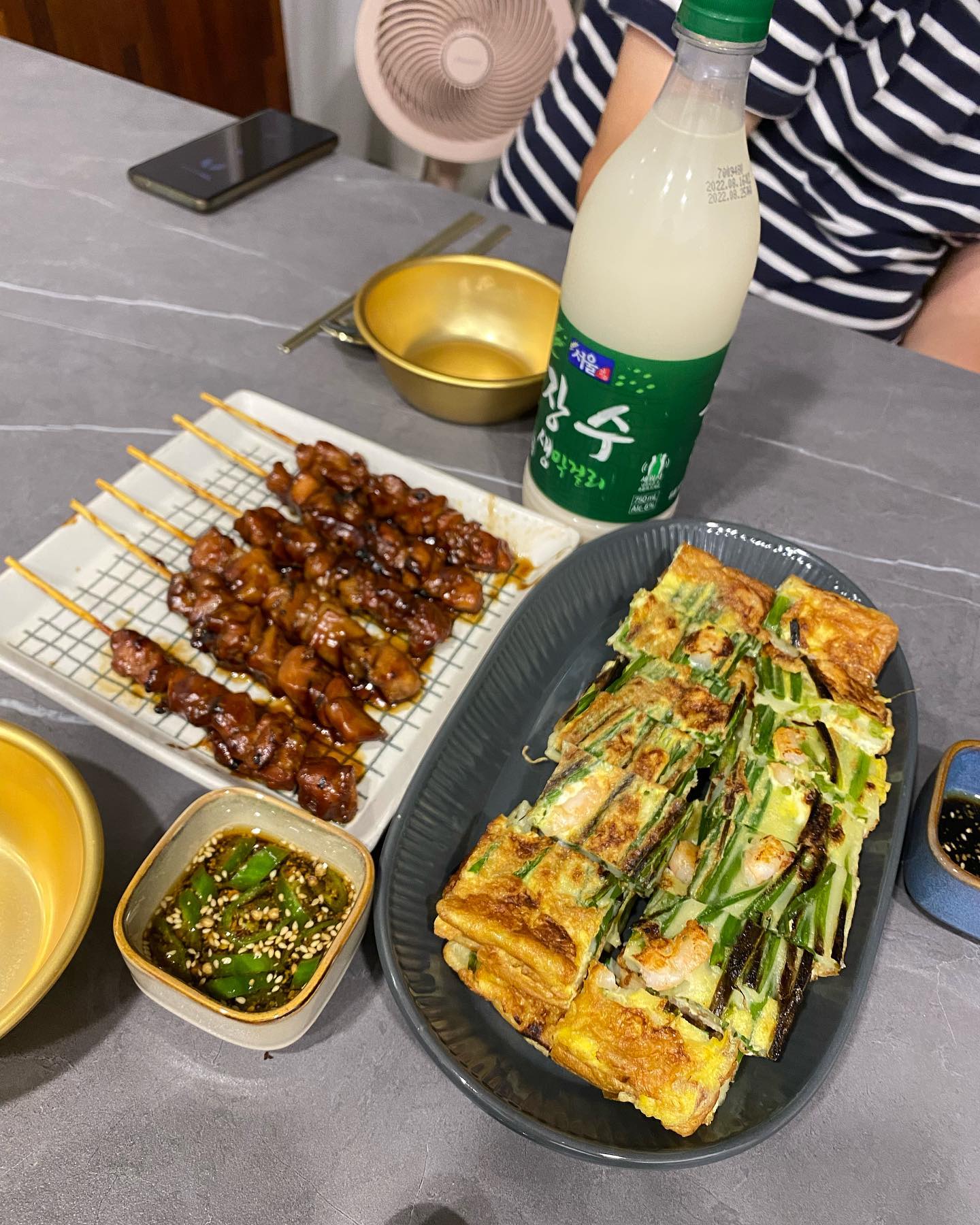 #비오는날 #파전에막걸리 

비가 올려고 날씨가 우중충 하길래
아껴뒀던 실파를 꺼내어 파전을 했어요.
파전 굽는다니까 바로 막걸리 사들고 오는 남편💚 

#mdd_kitchen🖤 
#엠디디네 #엠디디 #엠디디키친 
#오늘아님 #막걸리 #막걸리안주
#파전 #새우파전 #닭꼬치 #술안주
#오늘은무슨술 #술쟁이